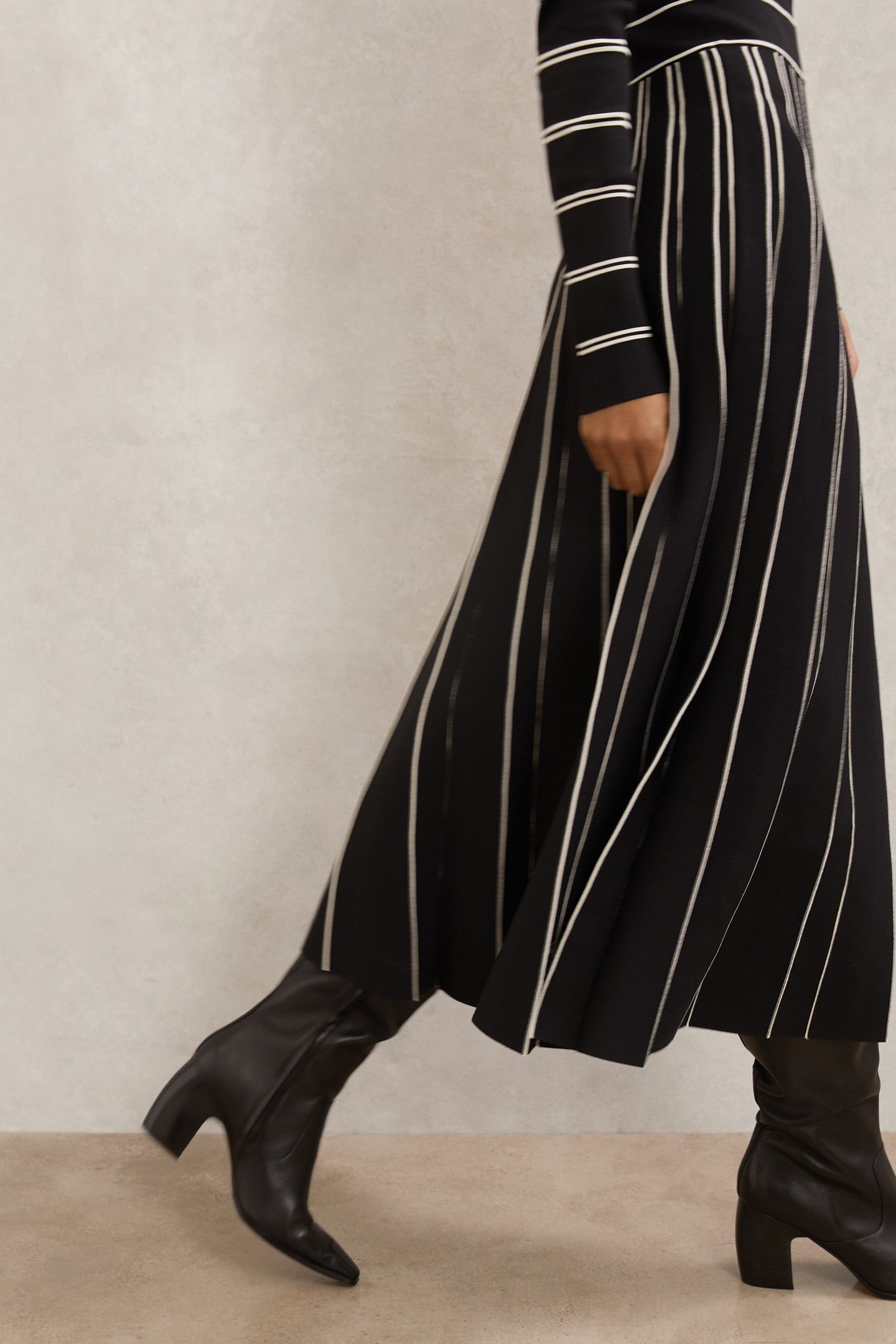 STRIPED PLEAT KNITTED MIDI DRESS BLACK/IVORY 5