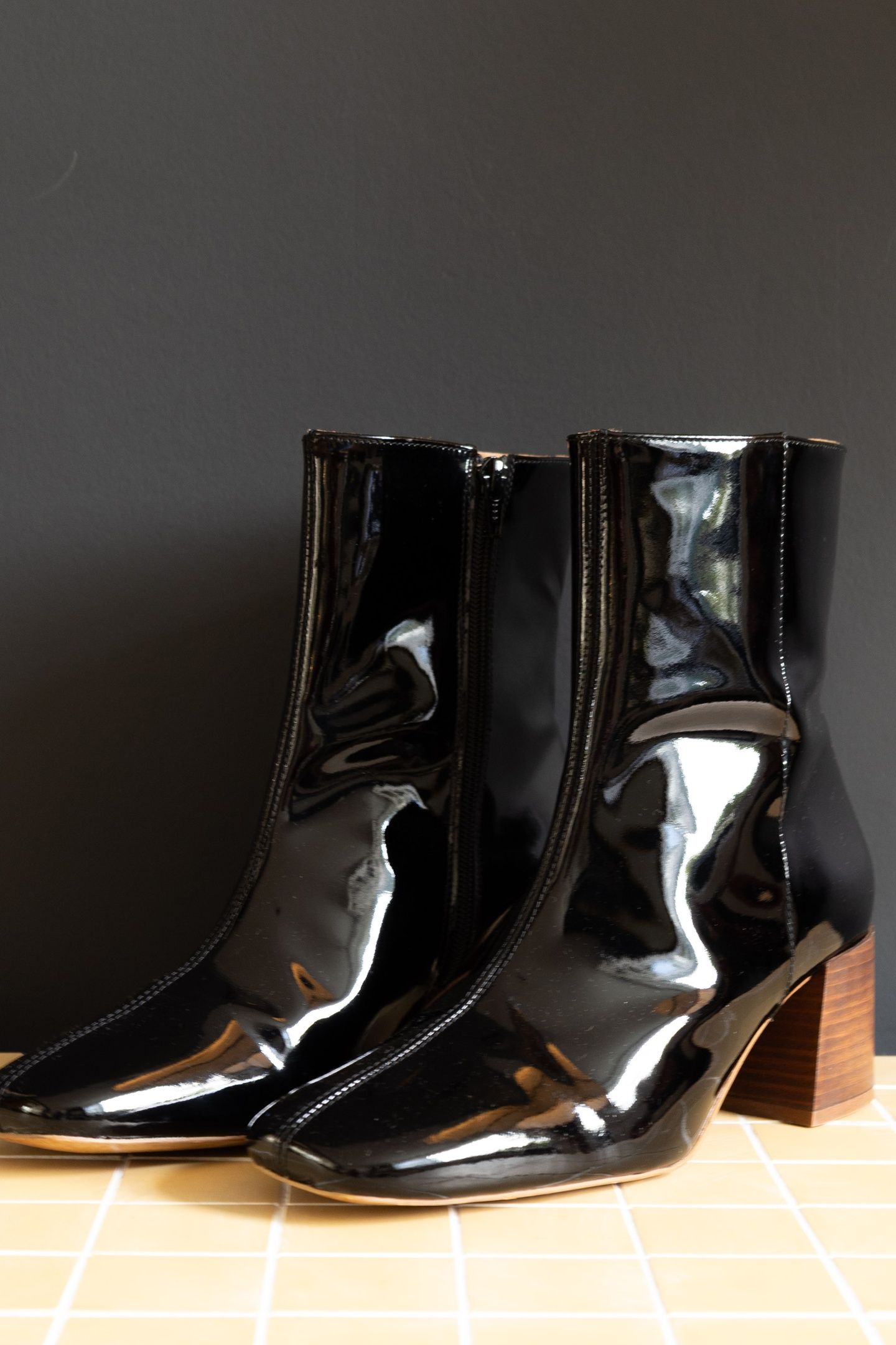 BLACK PATENT LEATHER HEELED BOOTS 8