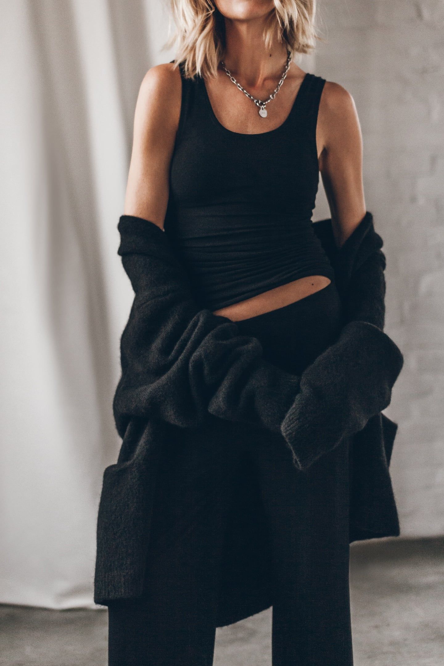 THE BLACK SOFT TANK TOP 1
