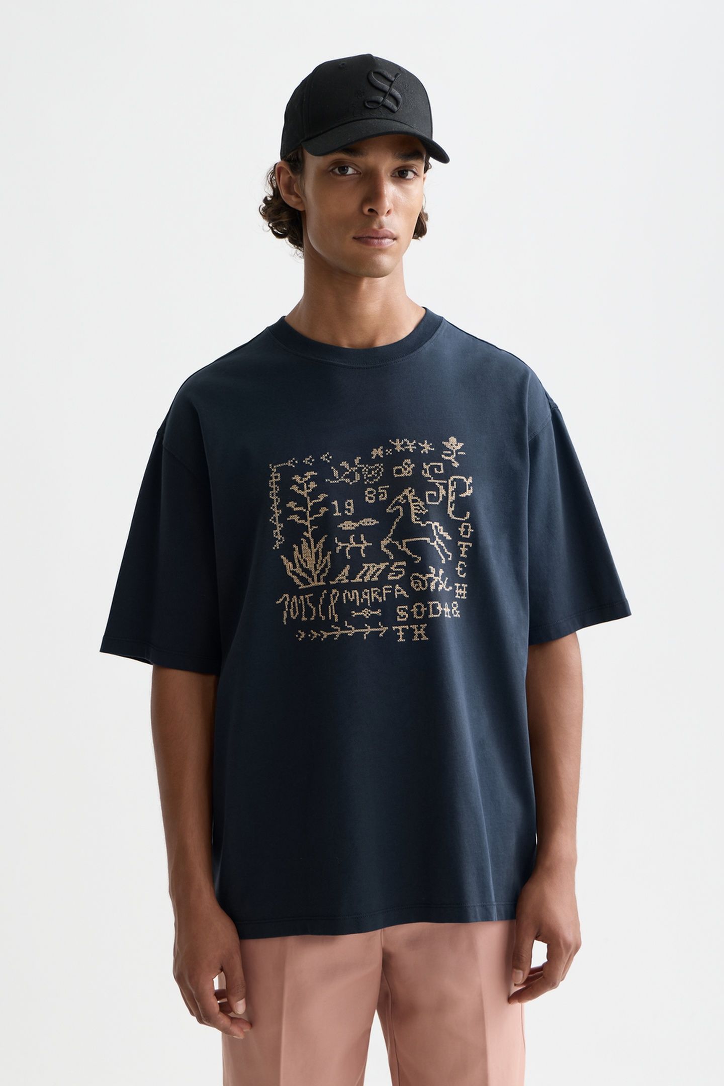 CROSS-STITCHED FRONT ARTWORK LOOSE-FIT T-SHIRT BLACK 1