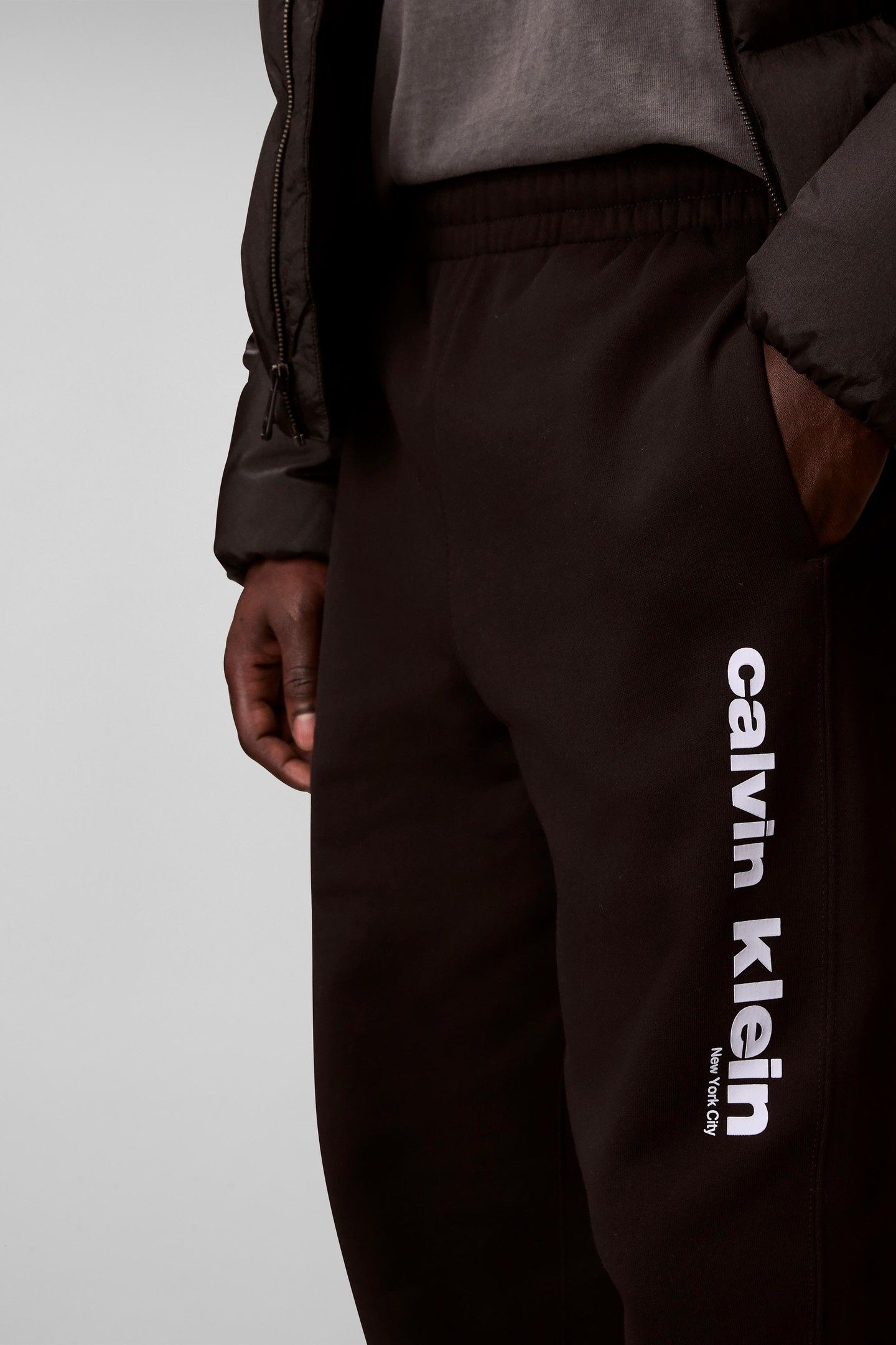 RETRO GRAPHIC JOGGER BLACK 4