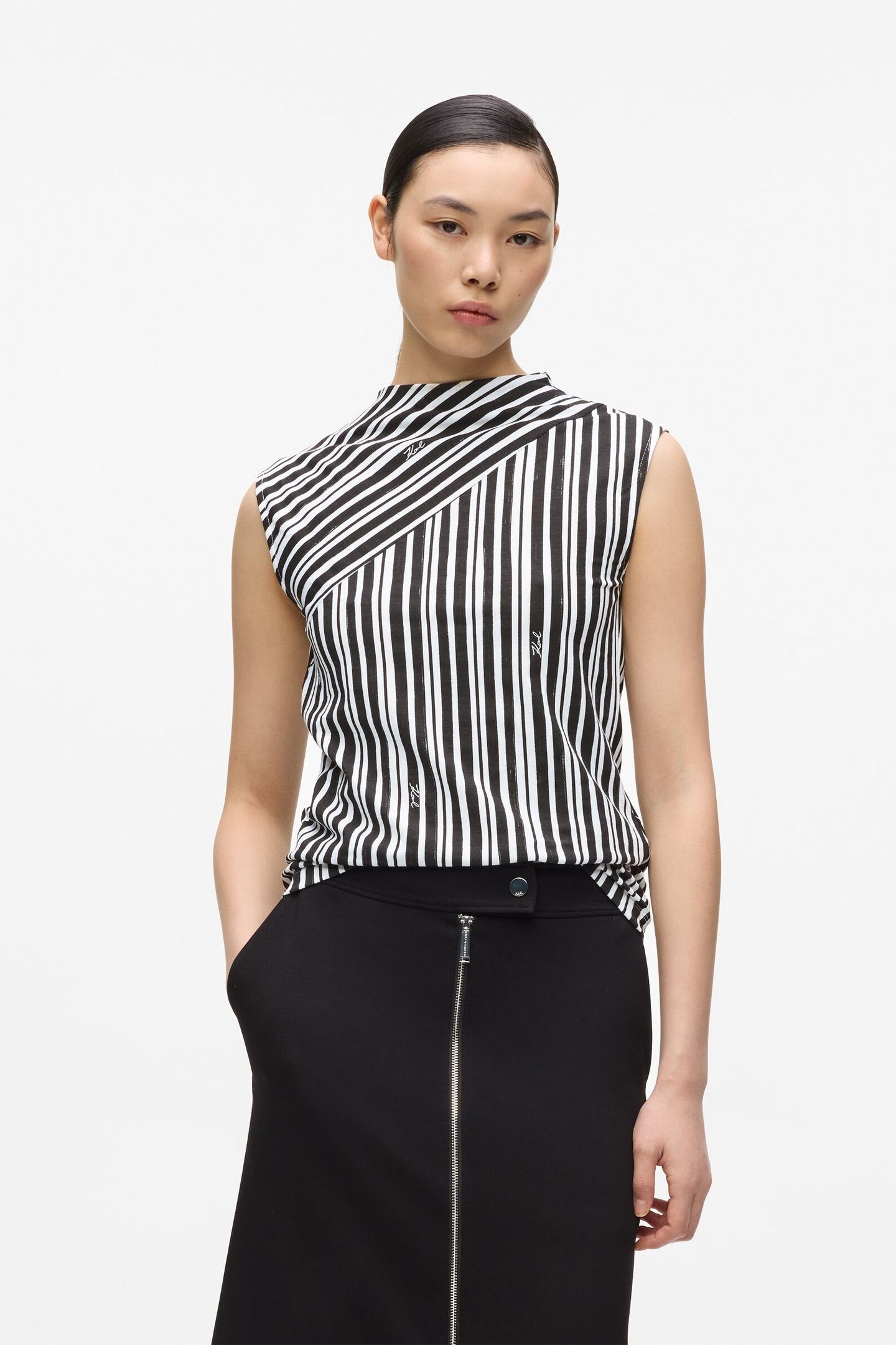 STRIPED FEMININE T-SHIRT BLACK STRIPES 1
