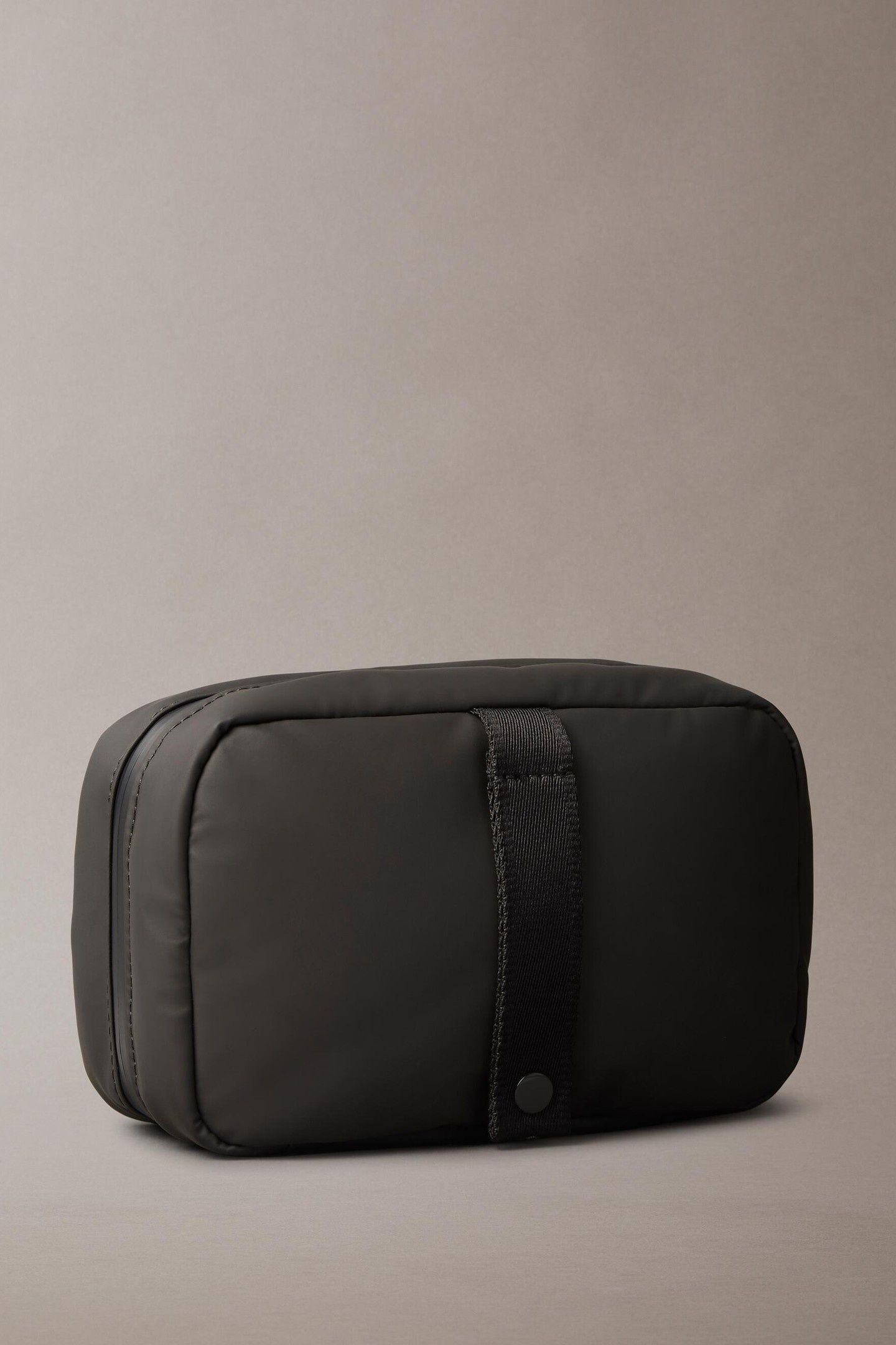 PUFFER UTILITY HANGER WASHBAG BLACK 2