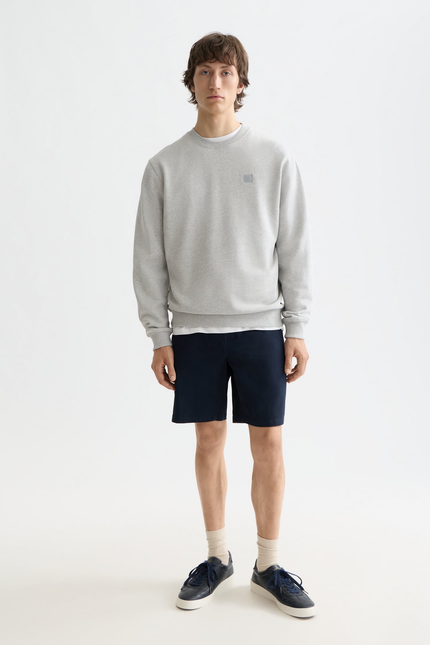 LOGO BADGE REGULAR-FIT SWEATSHIRT LIGHT PASTEL GREY 3