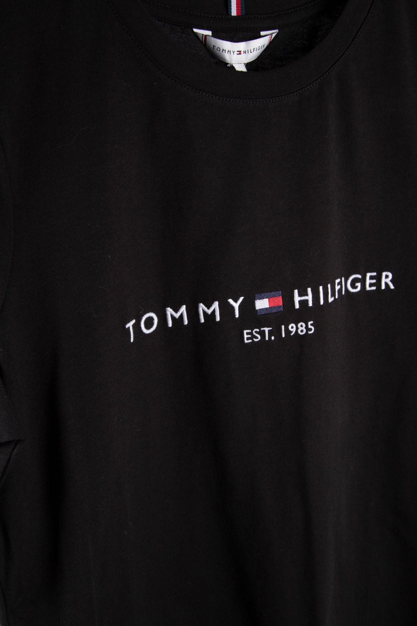 TH ESSENTIAL HILFIGER C-NECK BLACK 4