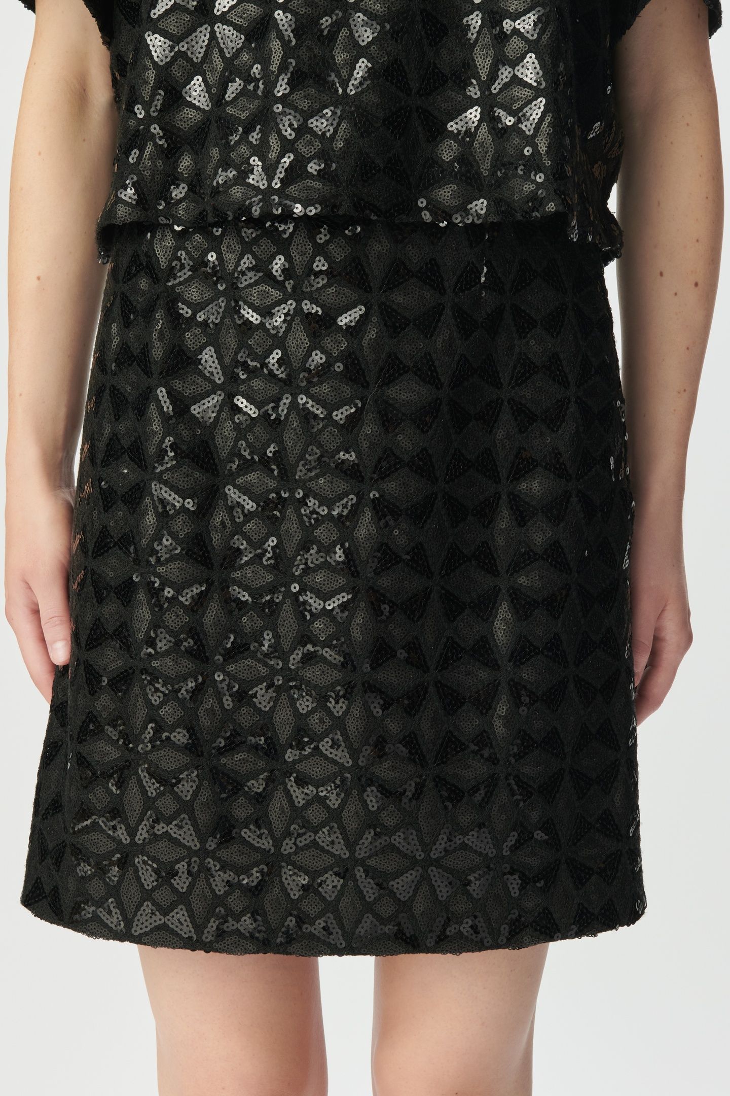 BLACK SKIRT WITH GRAPHIC SEQUIN EMBROIDERY 5