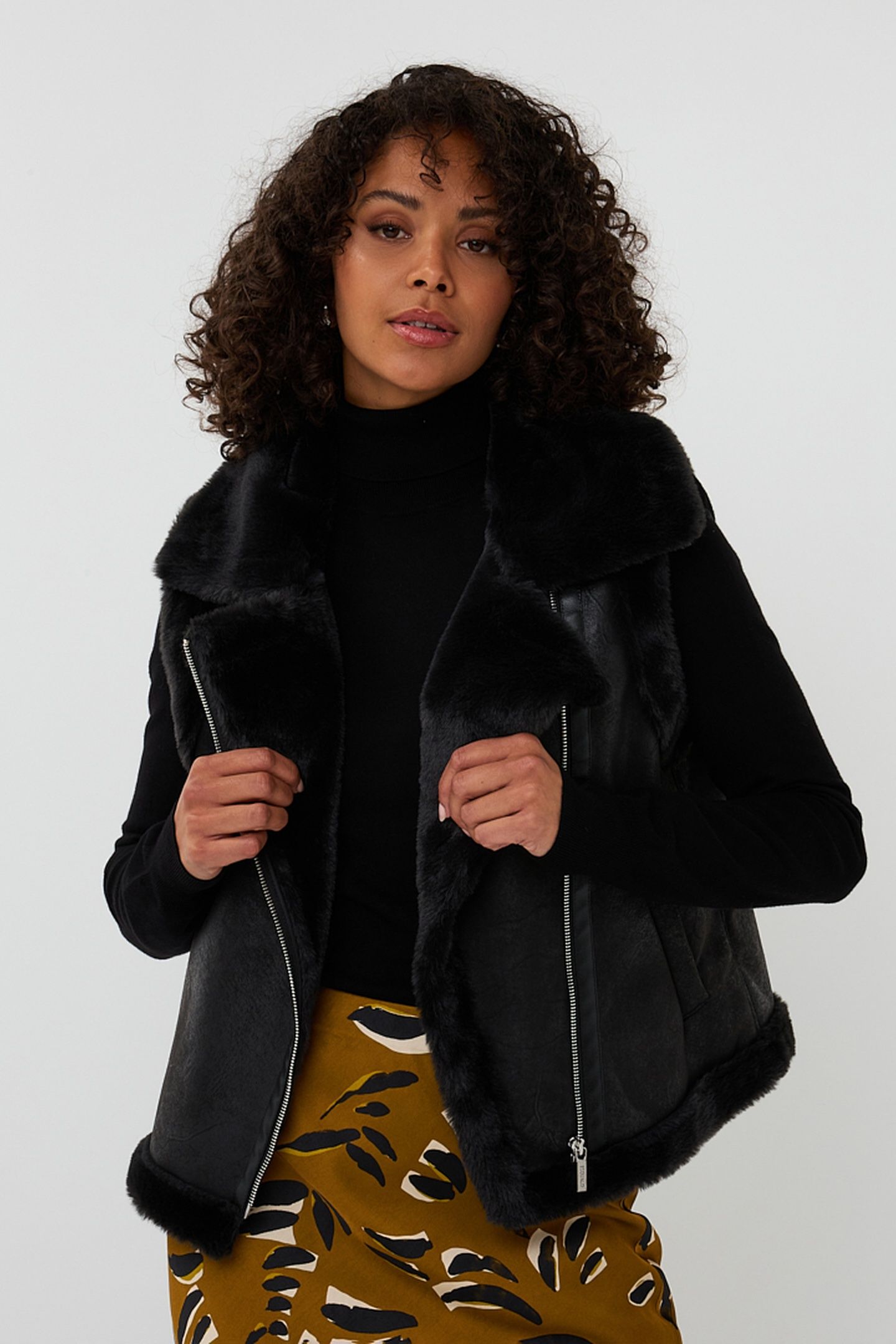 GILLET FUR BLACK 1