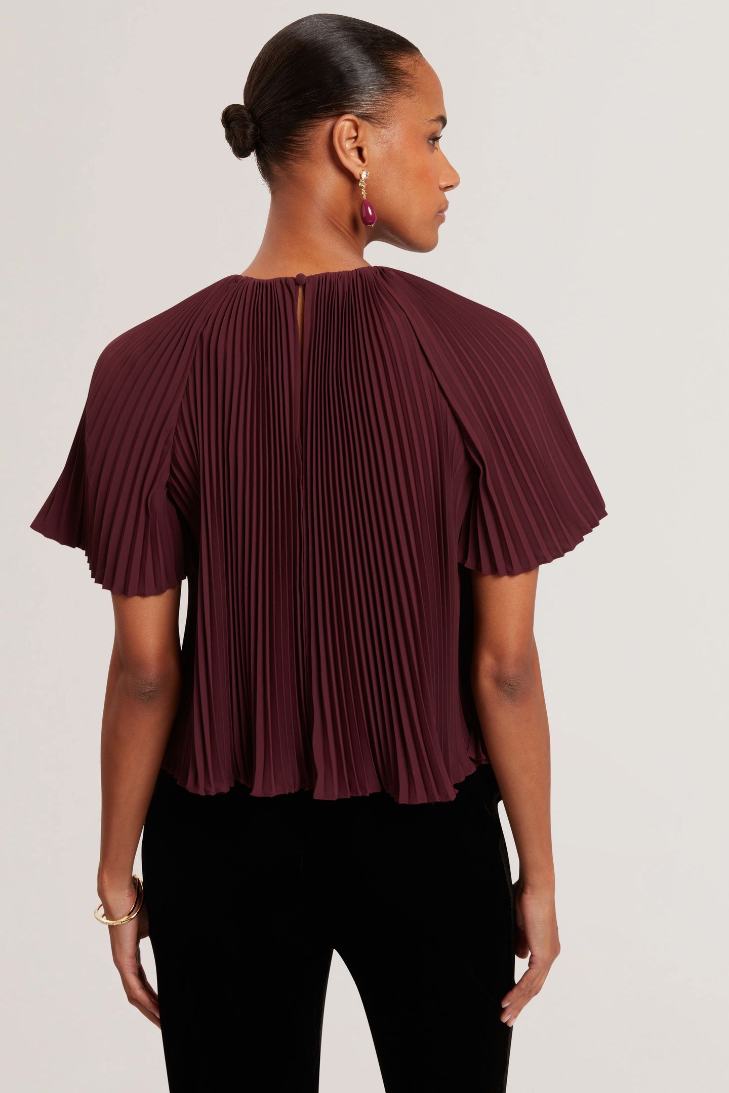 CREPE PLEATED SHORT SLEEVE TOP OXBLOOD 2