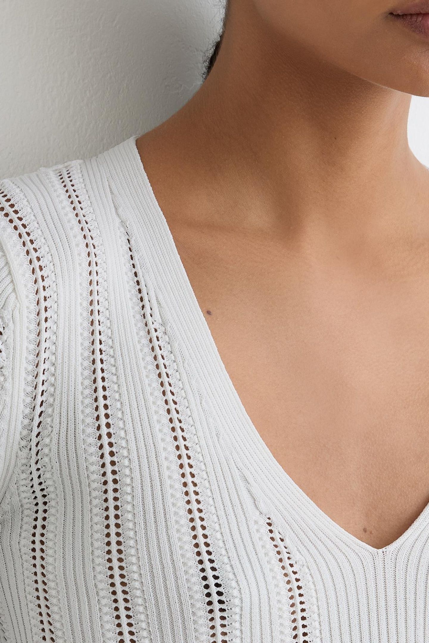 V NECK SCALLOP EDGE JUMPER WHITE 5