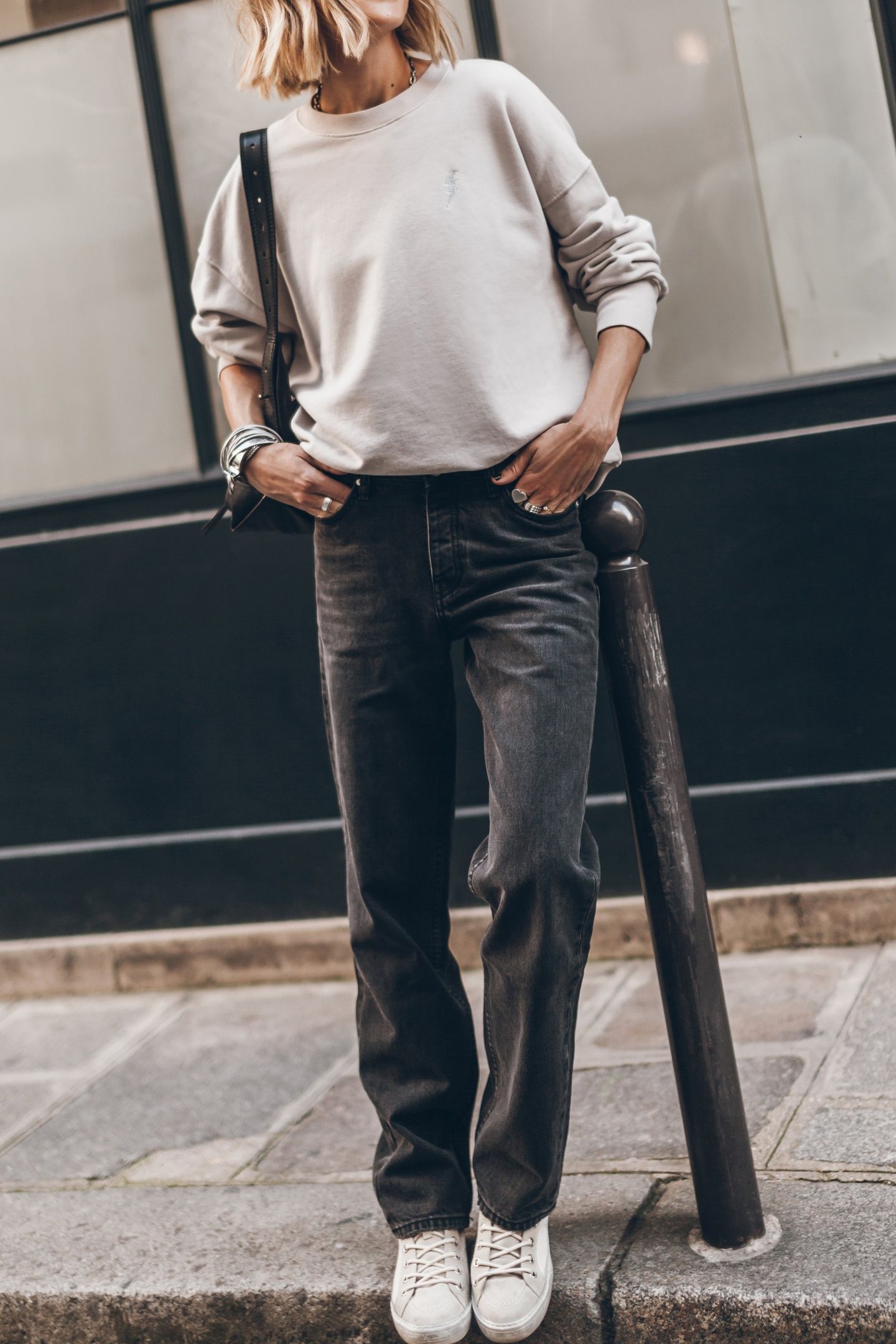 THE BLACK STRAIGHT JEANS 1
