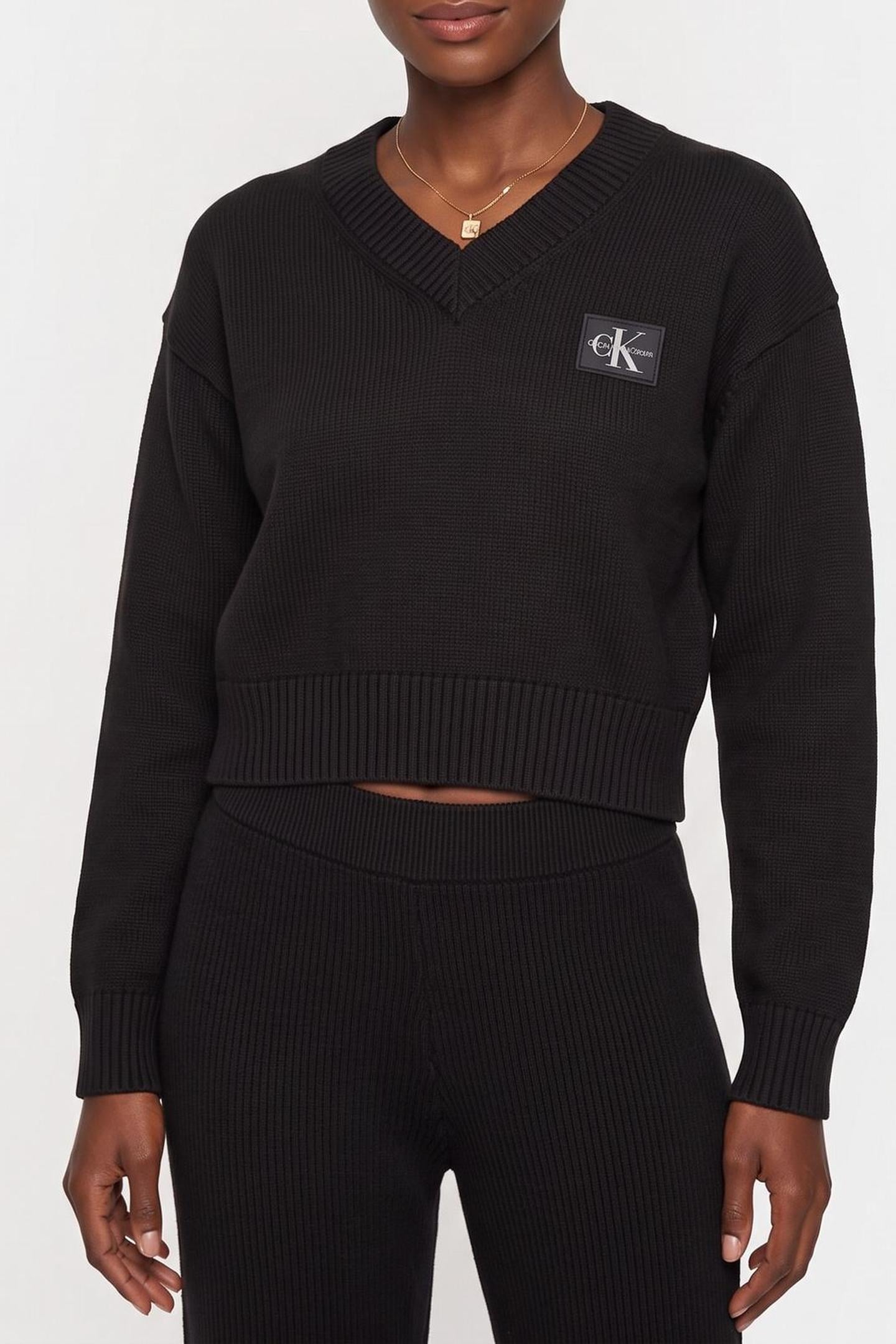 CK EMBRO BADGE V-NECK BLACK 1