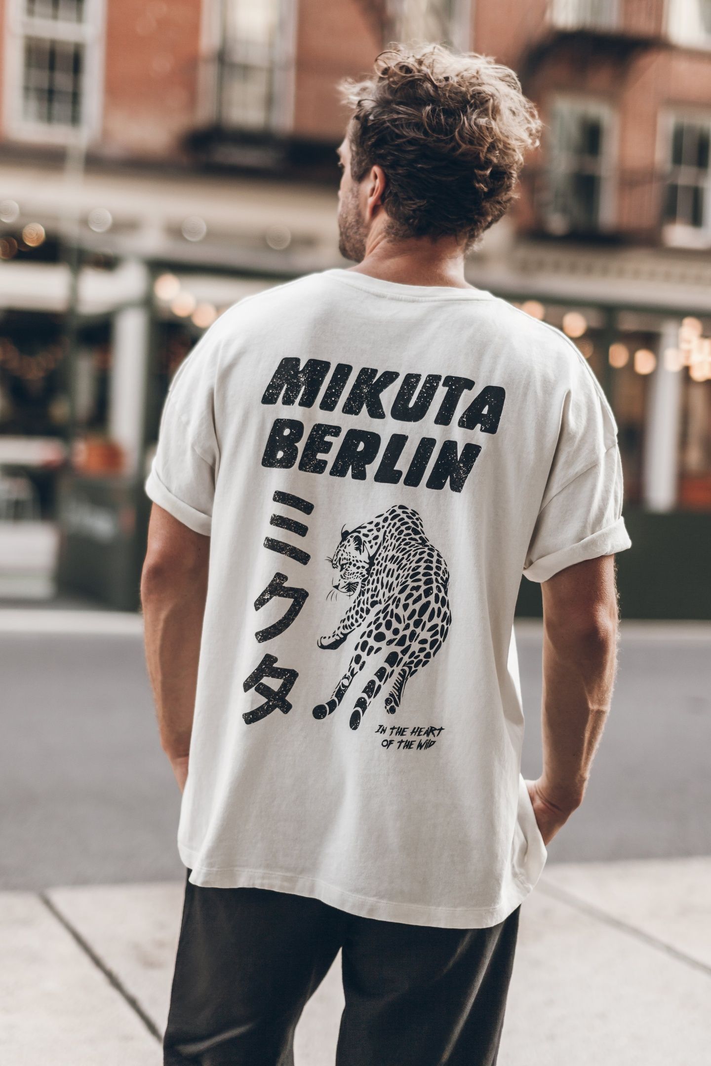 THE OFF WHITE LEO VINTAGE UNISEX T-SHIRT 1