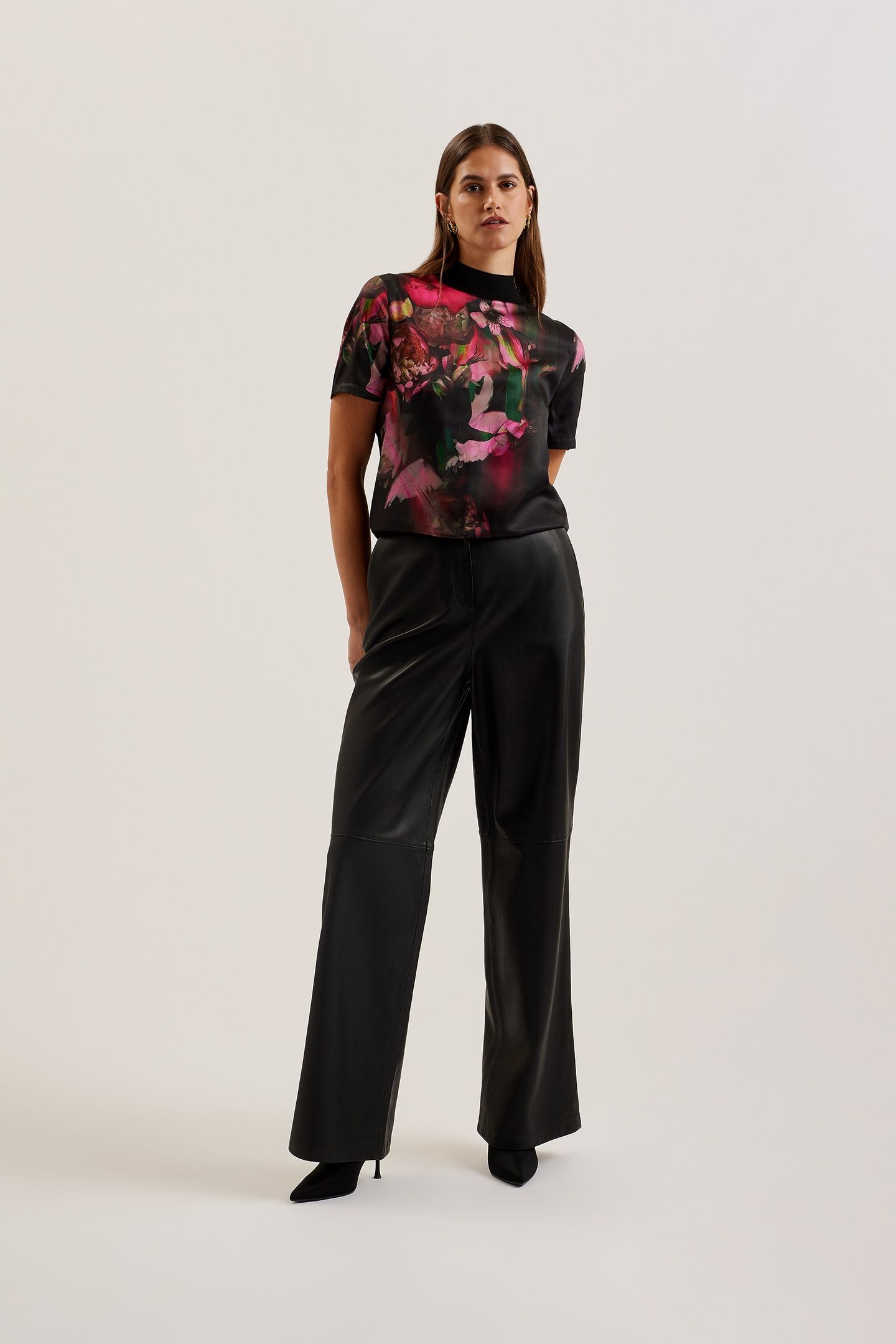 ASTHAA PRINTED WOVEN FRONT SHORT SLEEVE BLACK 1