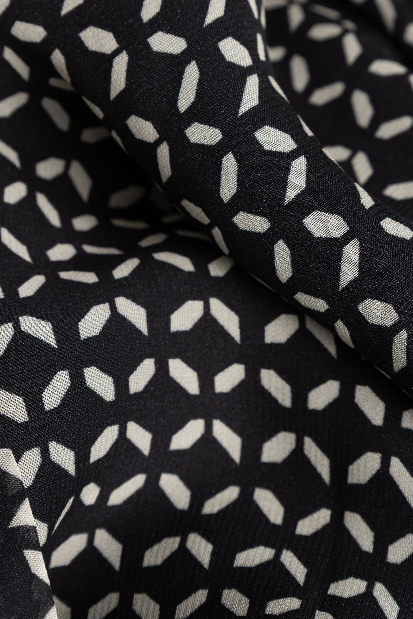 BLACK FLUID DRESS WITH GEOMETRIC PRINT 6