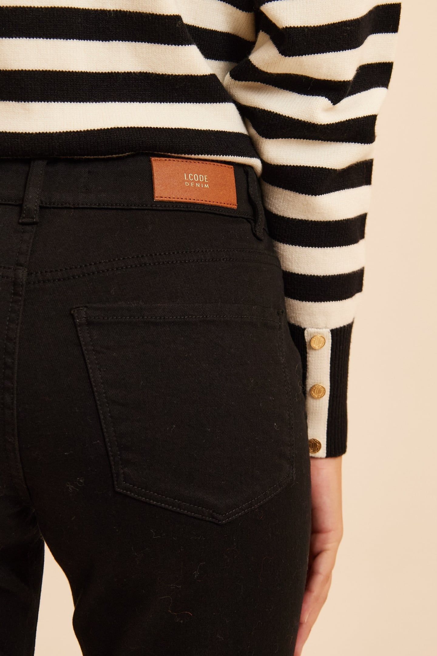 BLACK CROPPED FLARED JEANS JESSICA 5