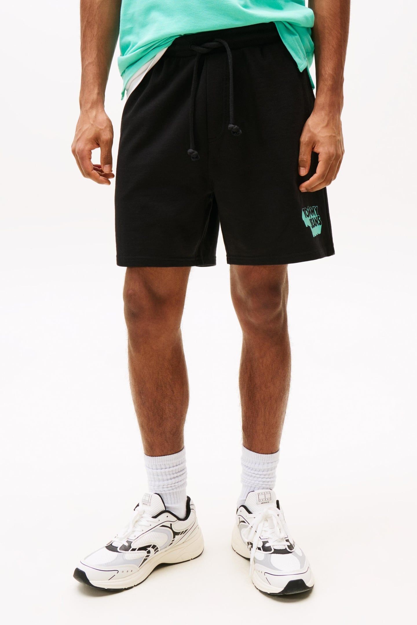 TJM RELAXED STACK LOGO SHORTS BLACK 1