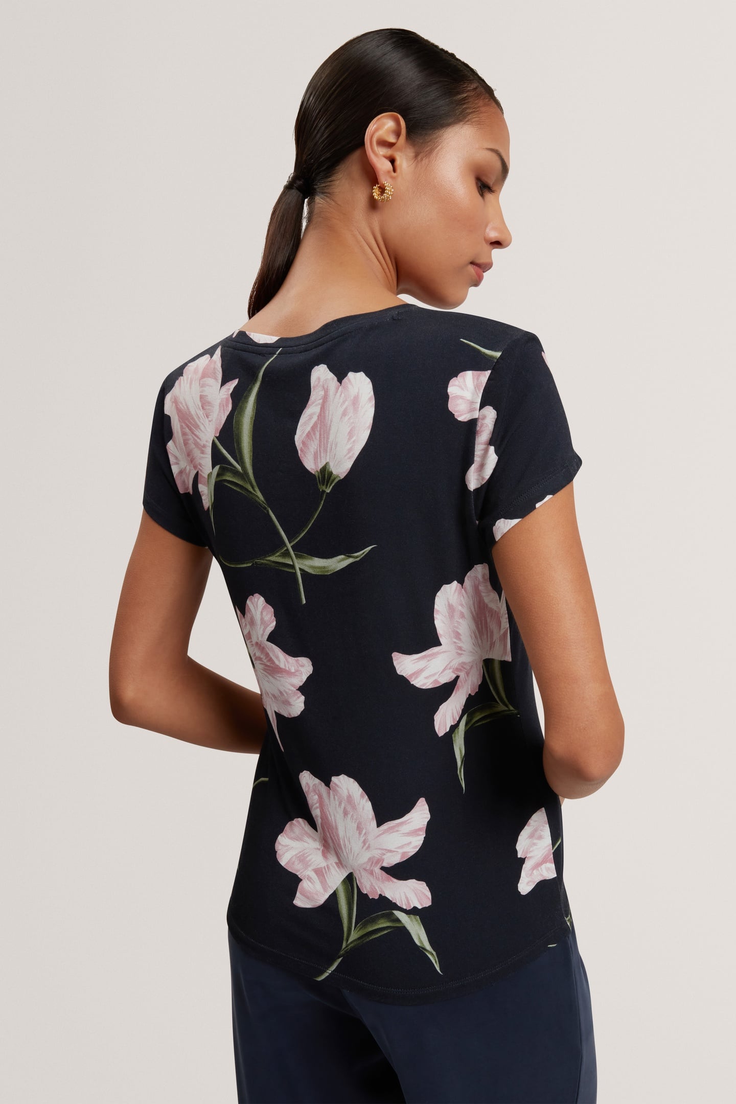 PRINTED V NECK FITTED TEE NAVY 2