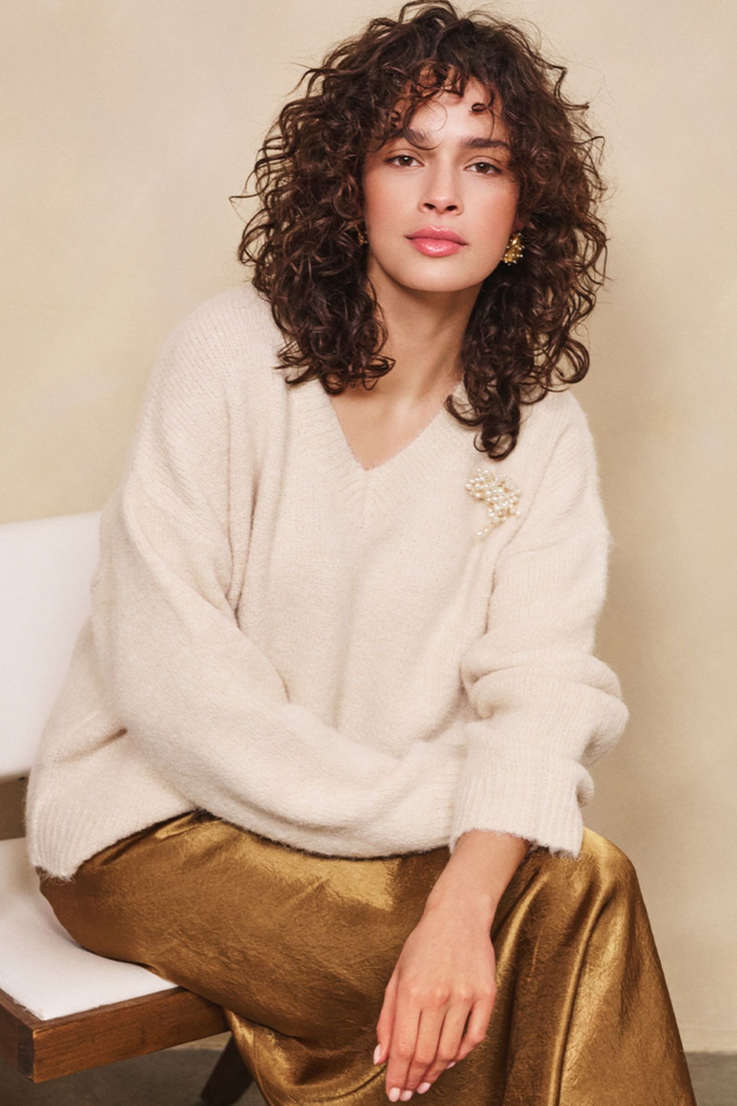 SWEATER V-NECK BROOCH LIGHT SAND 8