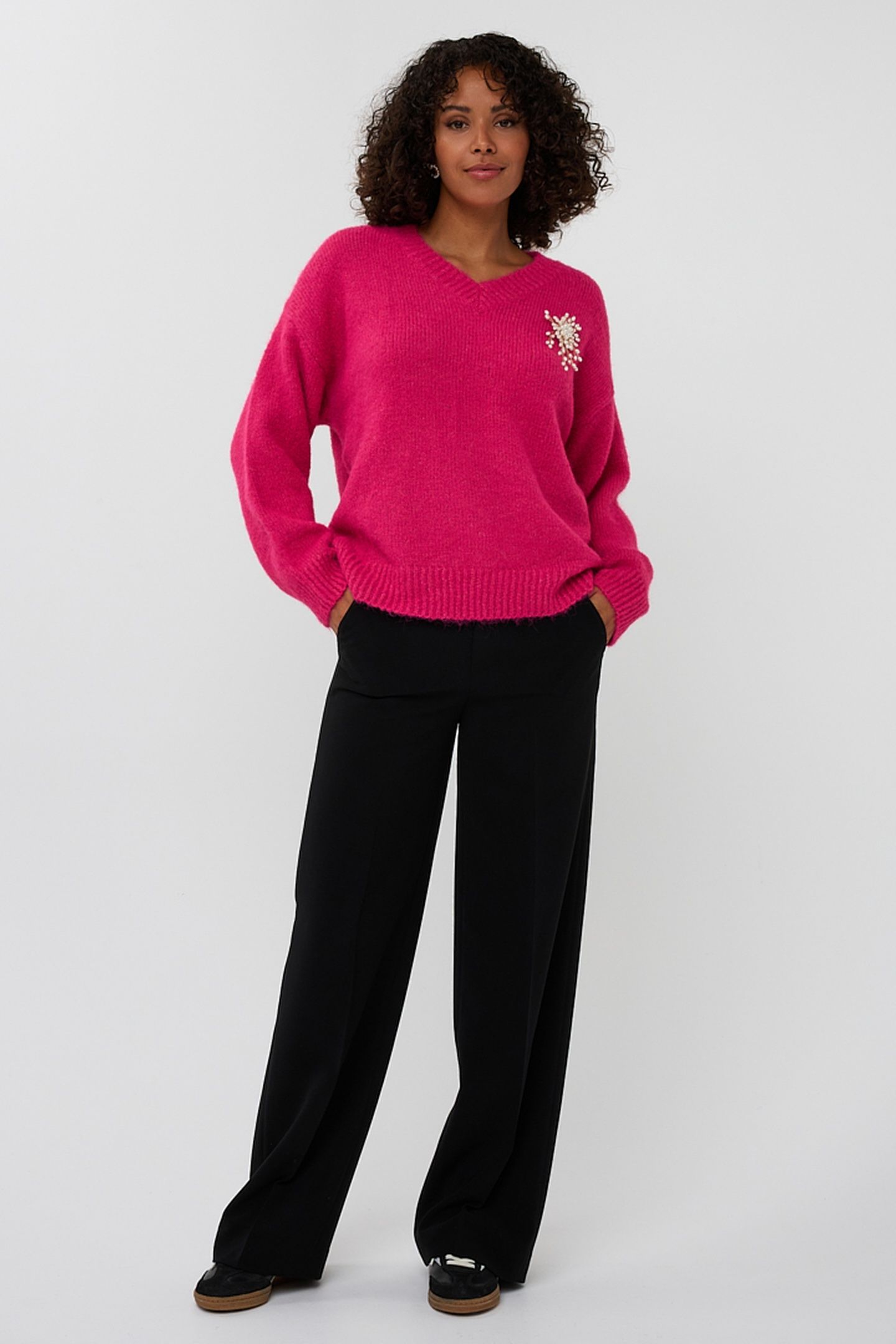 SWEATER V-NECK BROOCH FRAMBOISE 1