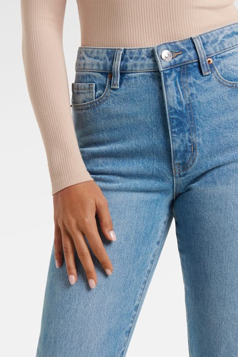 ALECIA HOURGLASS SLIM JEAN MID BLUE 5