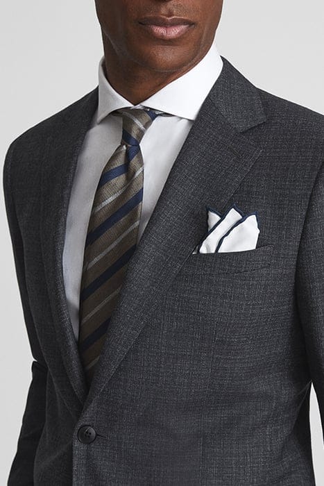 DUNN BLAZER CHARCOAL BLAZER — THE MODEL IS WEARING A SIZE 38 5