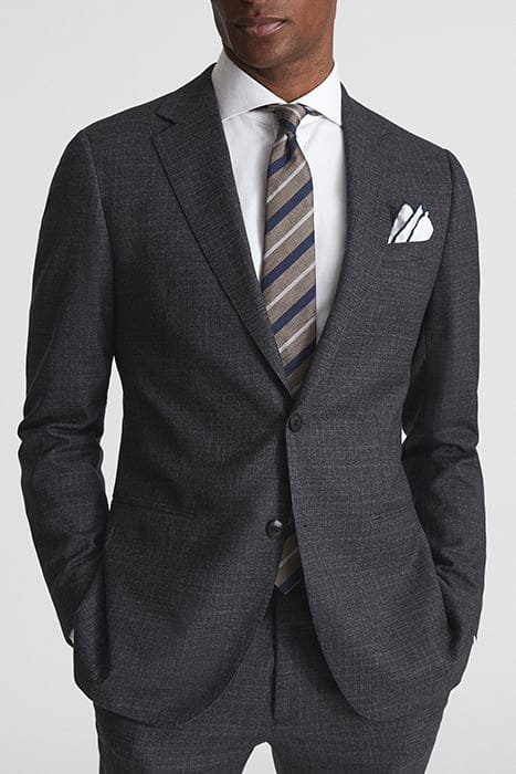 DUNN BLAZER CHARCOAL BLAZER — THE MODEL IS WEARING A SIZE 38 1