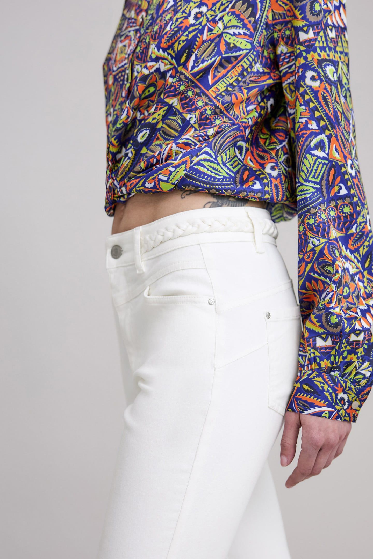 SLIM WHITE POWERSTRETCH BRAIDED BELT CROPPED JEANS 7