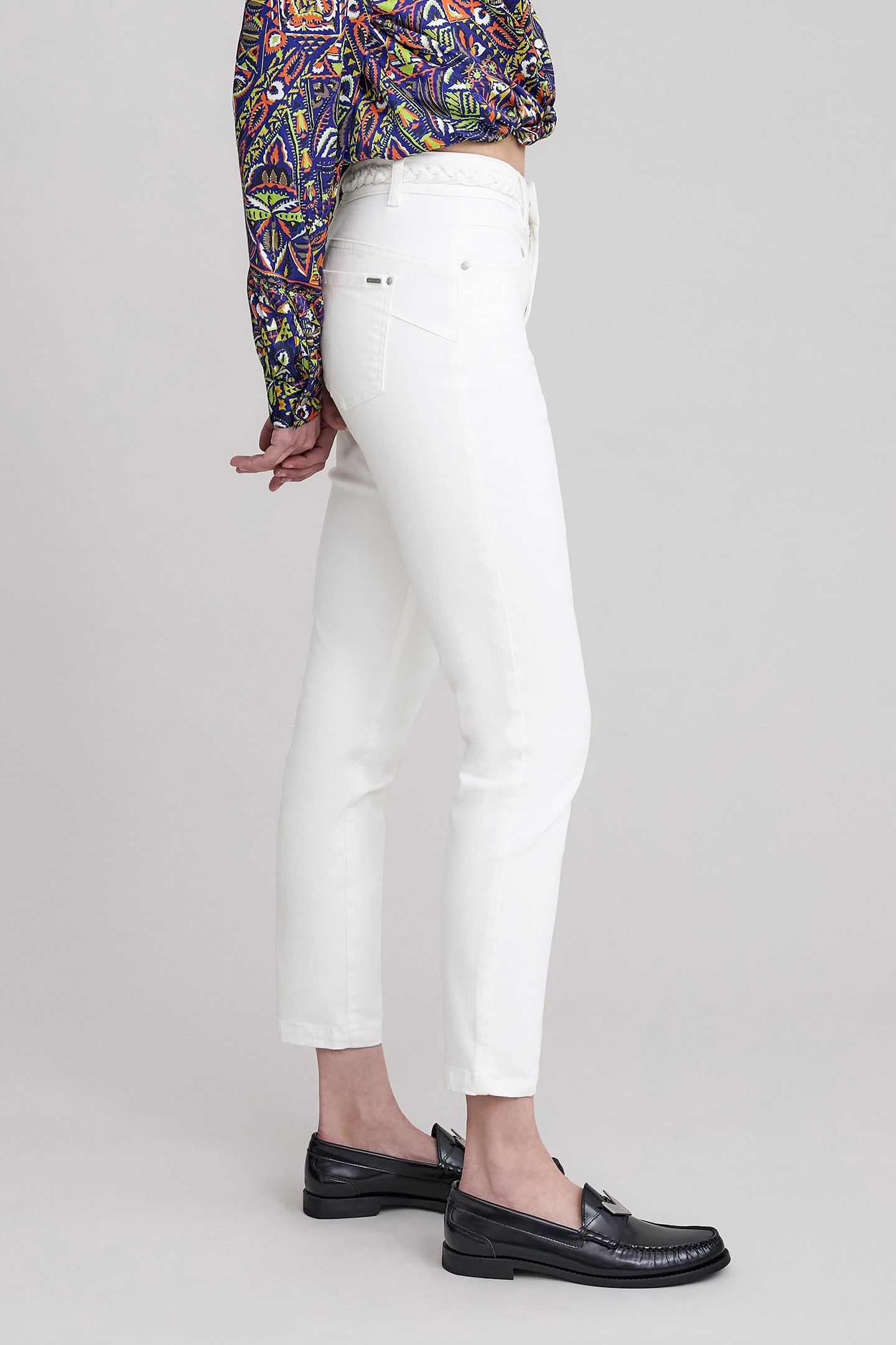SLIM WHITE POWERSTRETCH BRAIDED BELT CROPPED JEANS 5