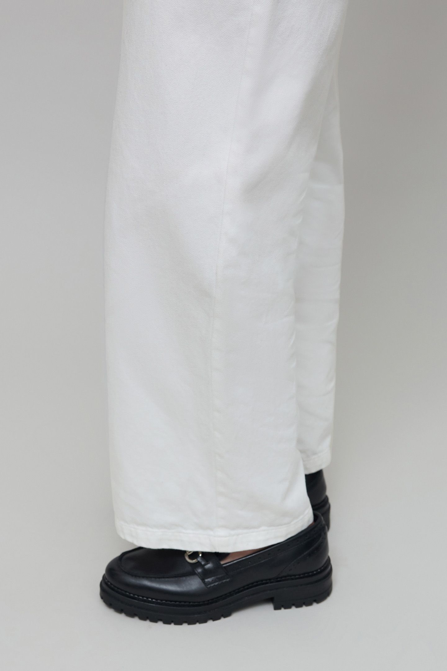 HIGH-WAISTED OFF-WHITE WIDE-LEG JEANS 8