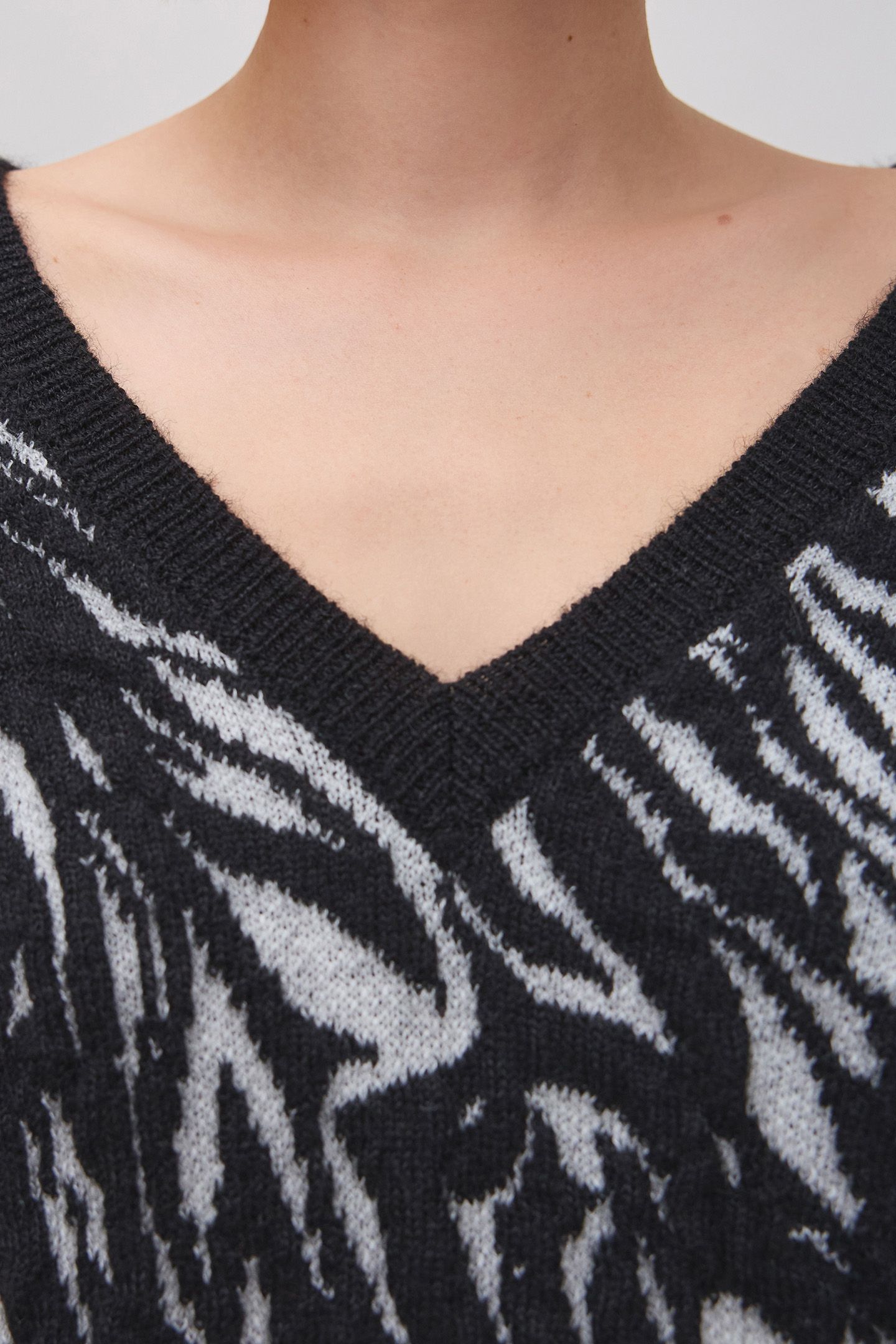 BLACK KNIT JACQUARD ZEBRA SWEATER 7