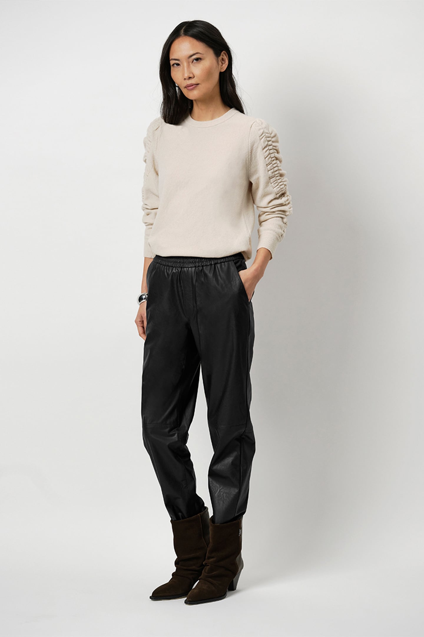 GEZA FAUX LEATHER CHINO RAVEN 1