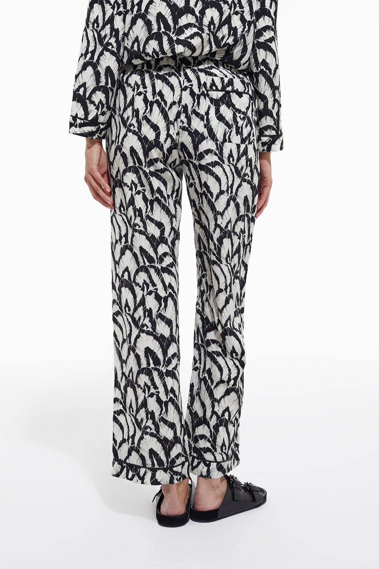 ELASTIC WAIST PANTS WITH BACK POCKET DETAIL 2