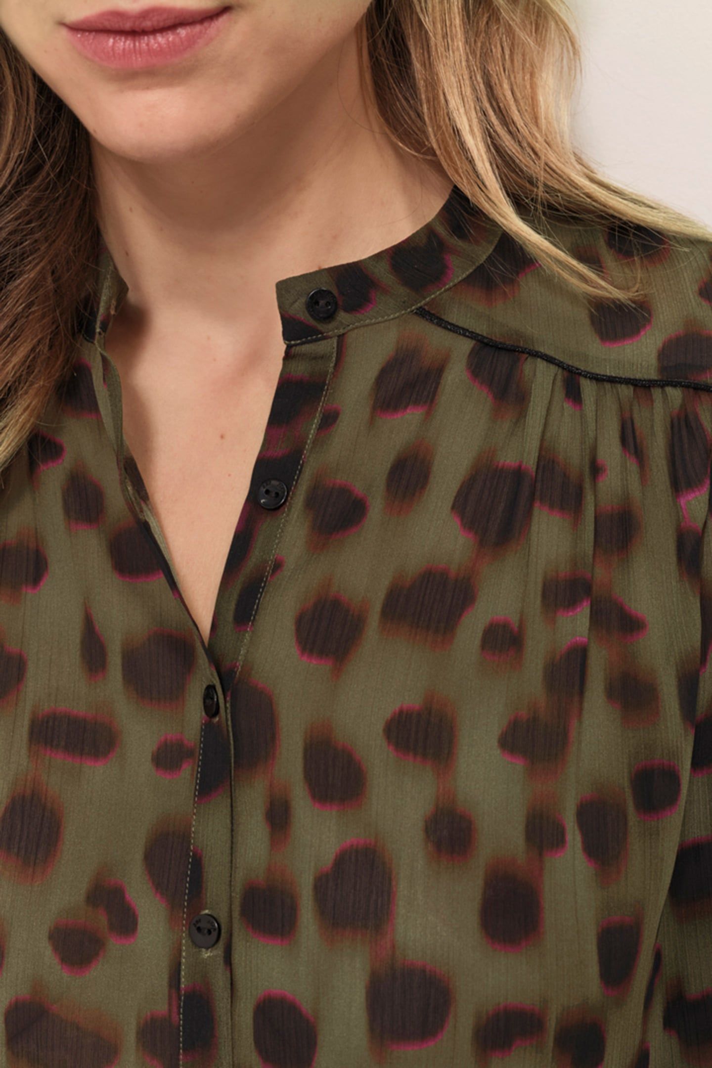 CLUSE - KHAKI BLOUSE WITH BLURRED SPLATTER PRINT 7
