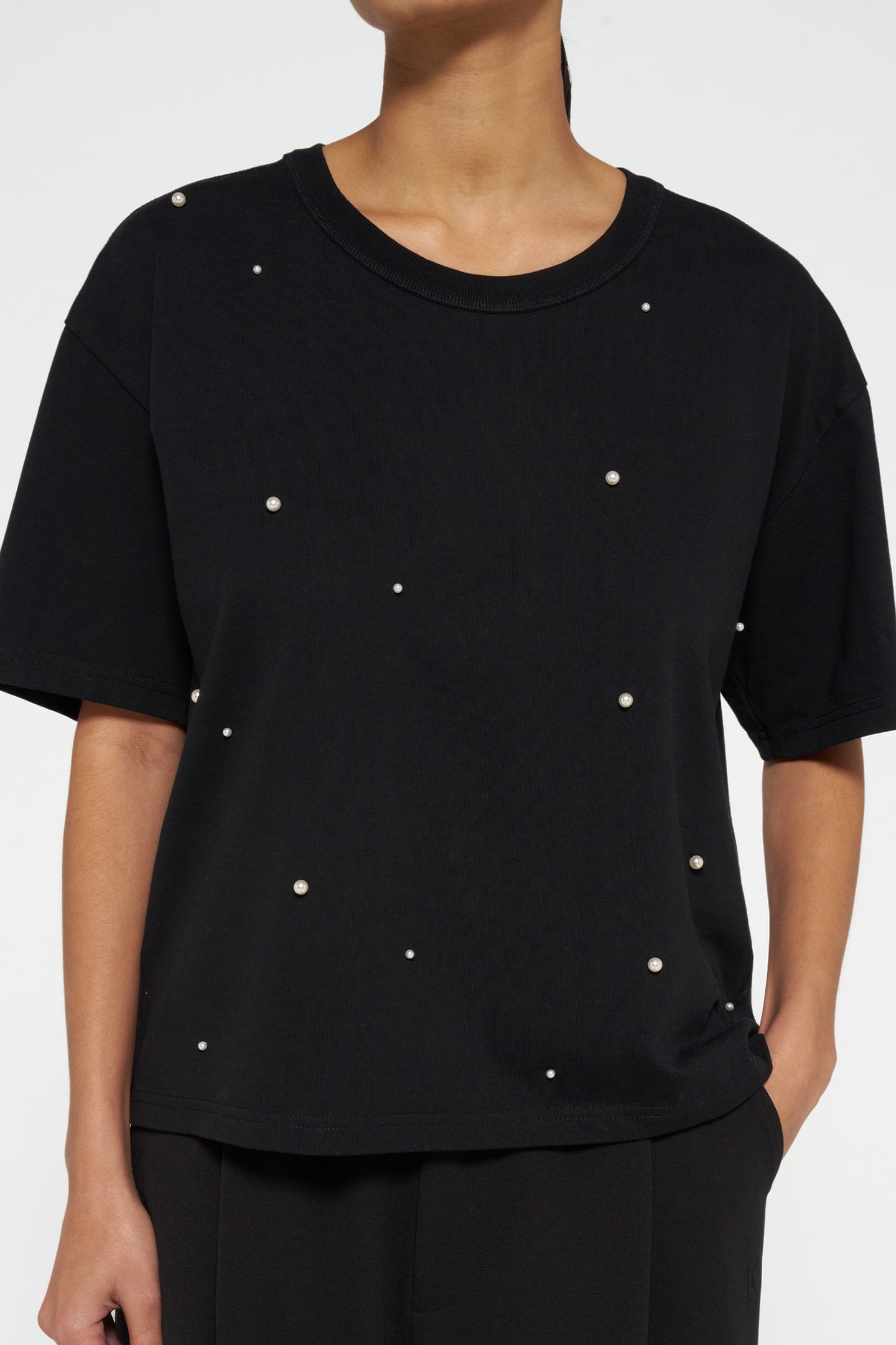 TEE PEARLS BLACK 6