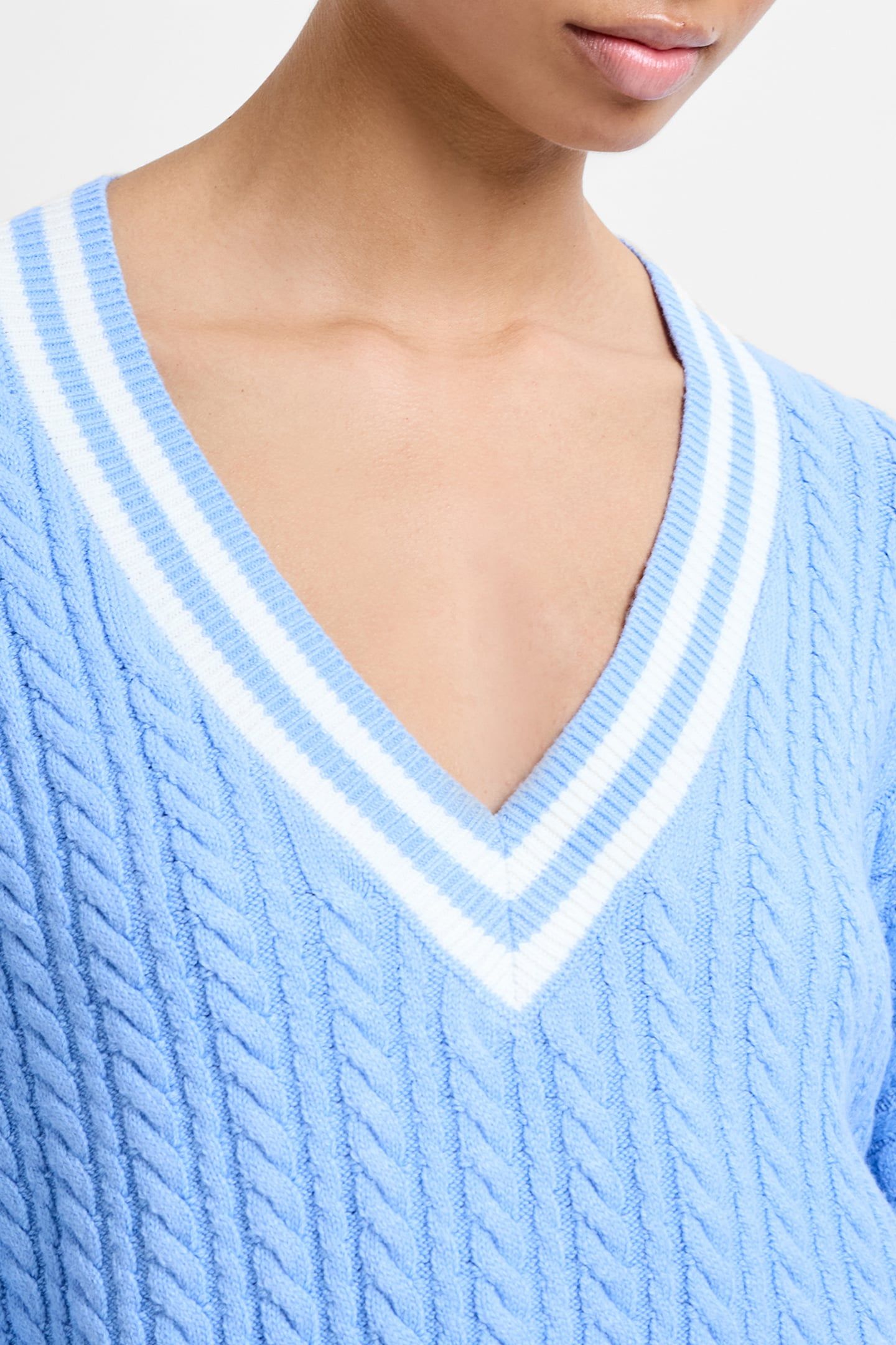 BABYSOFT CABLE V NECK JUMPER DUSTED BLUE/WIN WHT 4