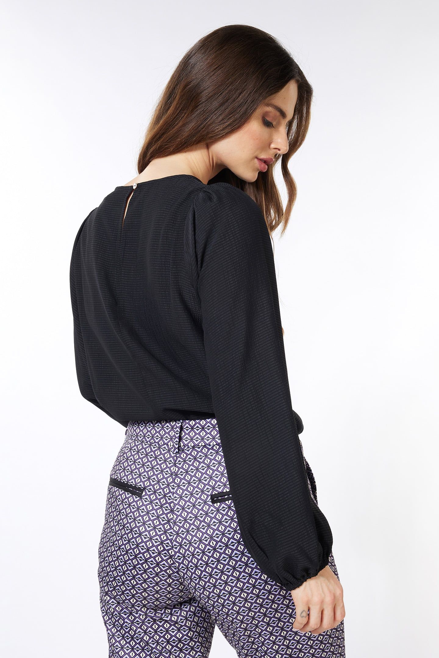 BLOUSE R-NECK STRUCTURE BLACK 3