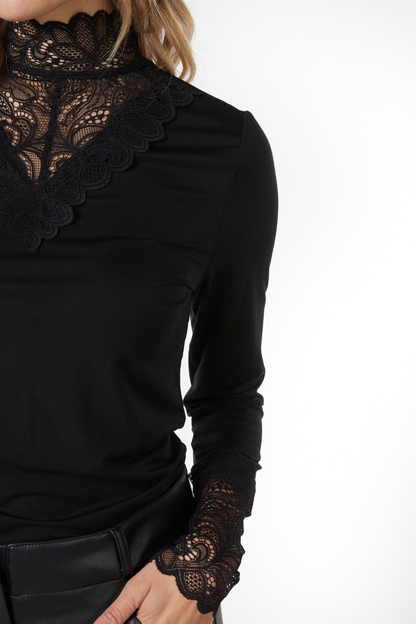 T-SHIRT COL LACE BLACK 8