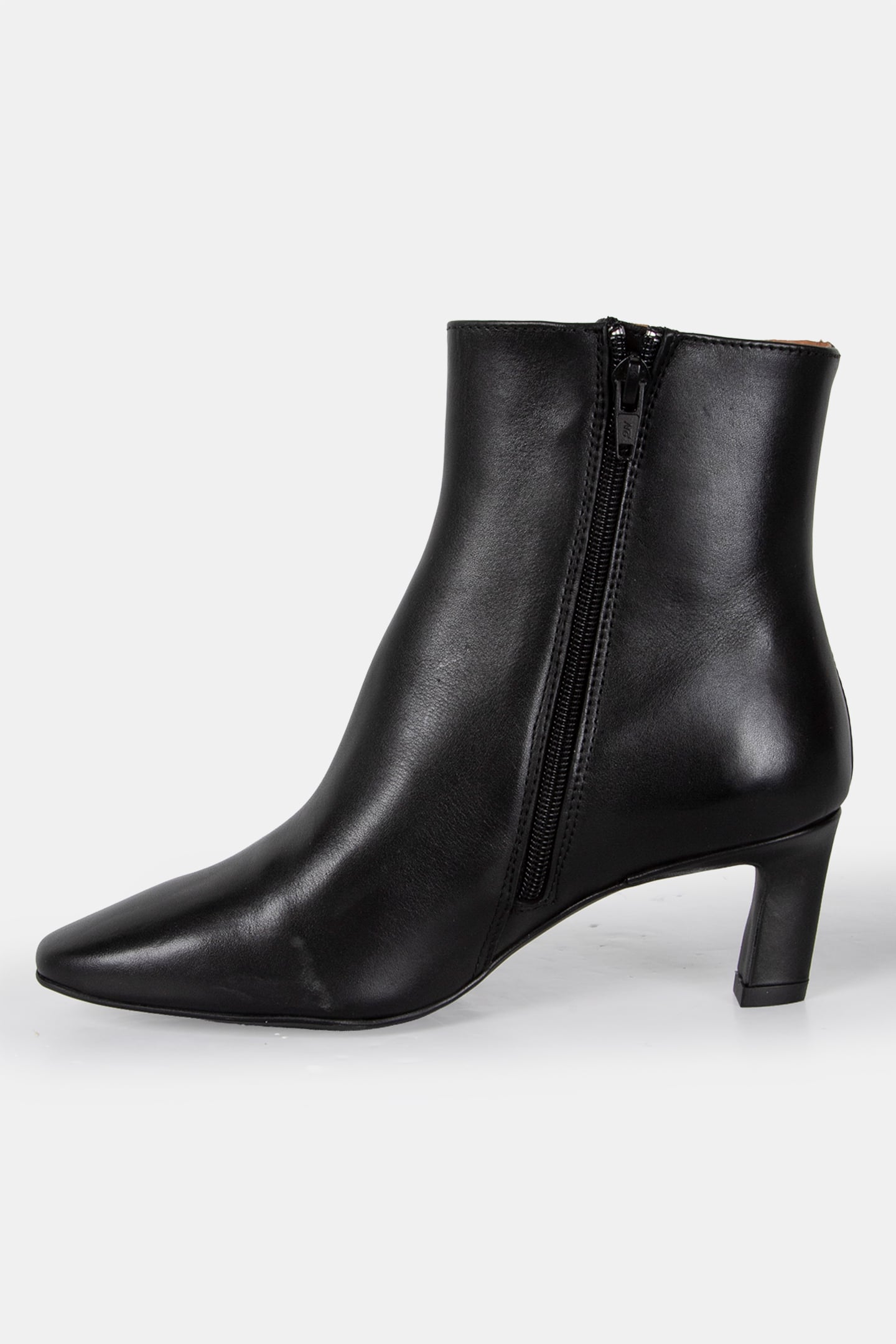 LEON BLACK 3