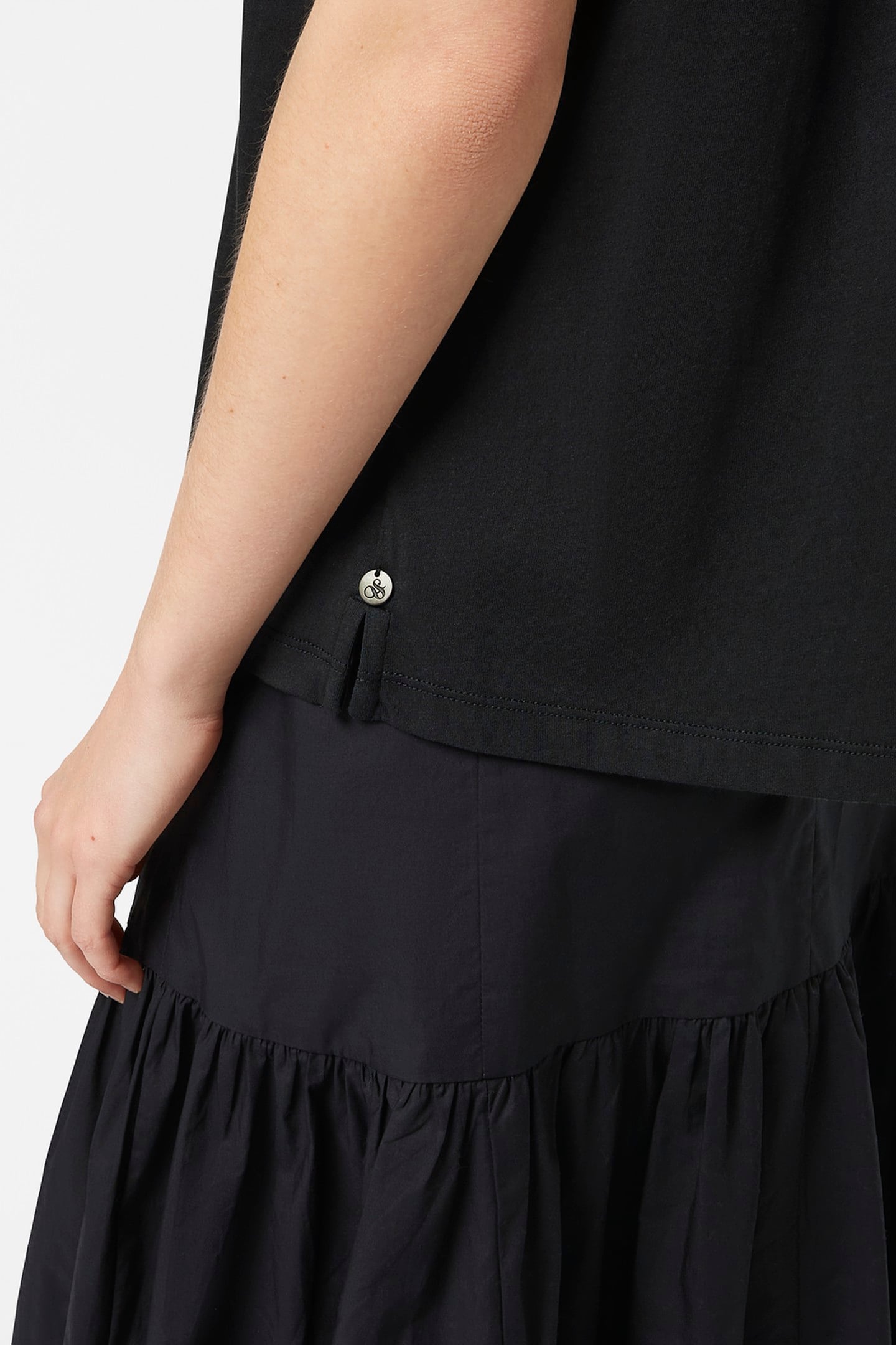 DRAPEY V-NECK T-SHIRT BLACK 6