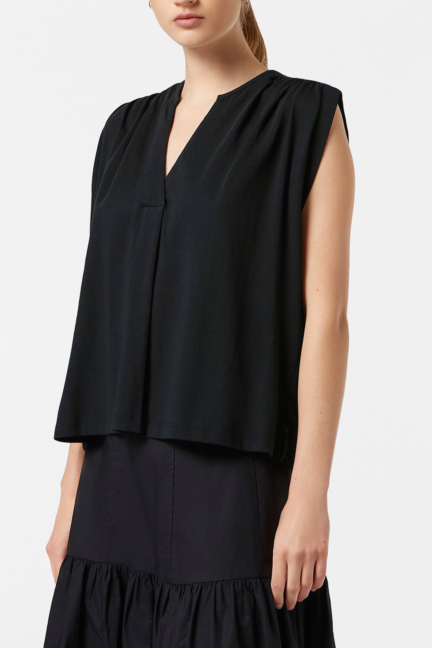 DRAPEY V-NECK T-SHIRT BLACK 2