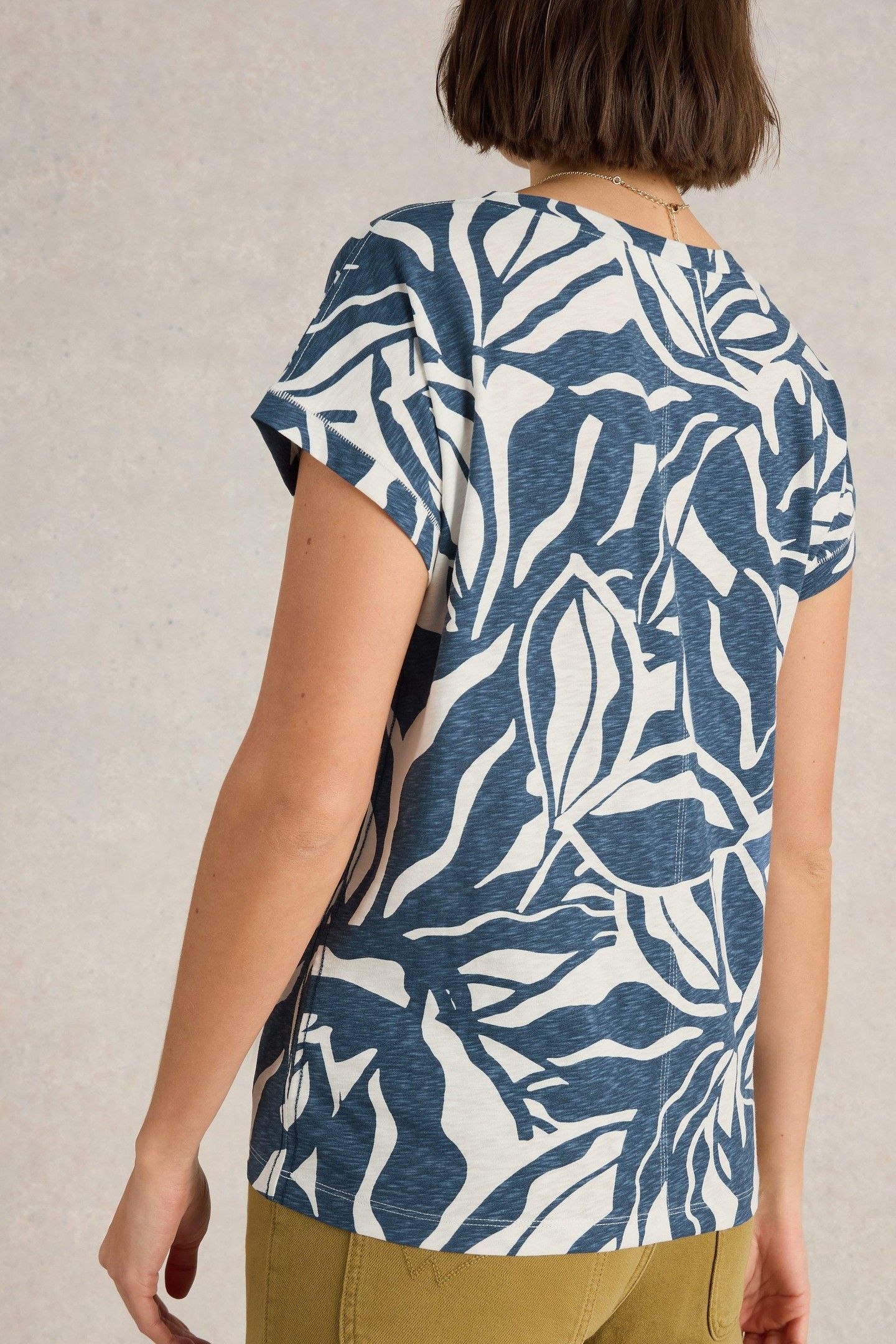 NELLY NOTCH NECK TEE NAVY PRINT 2