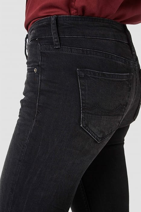 JUNO BLACK WORN IN 5