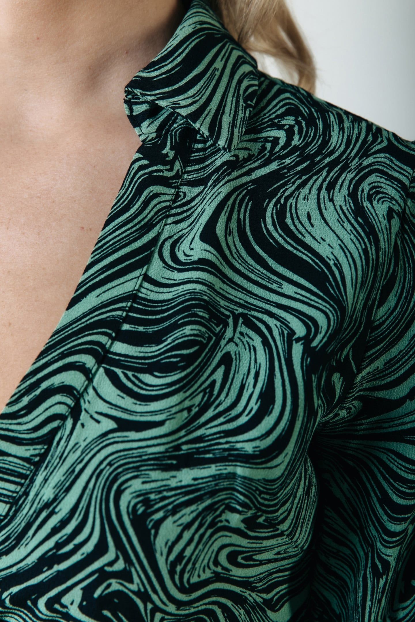 LEA LIQUID PAINT WRAP MIDI DRESS LS SOFT GREEN 3