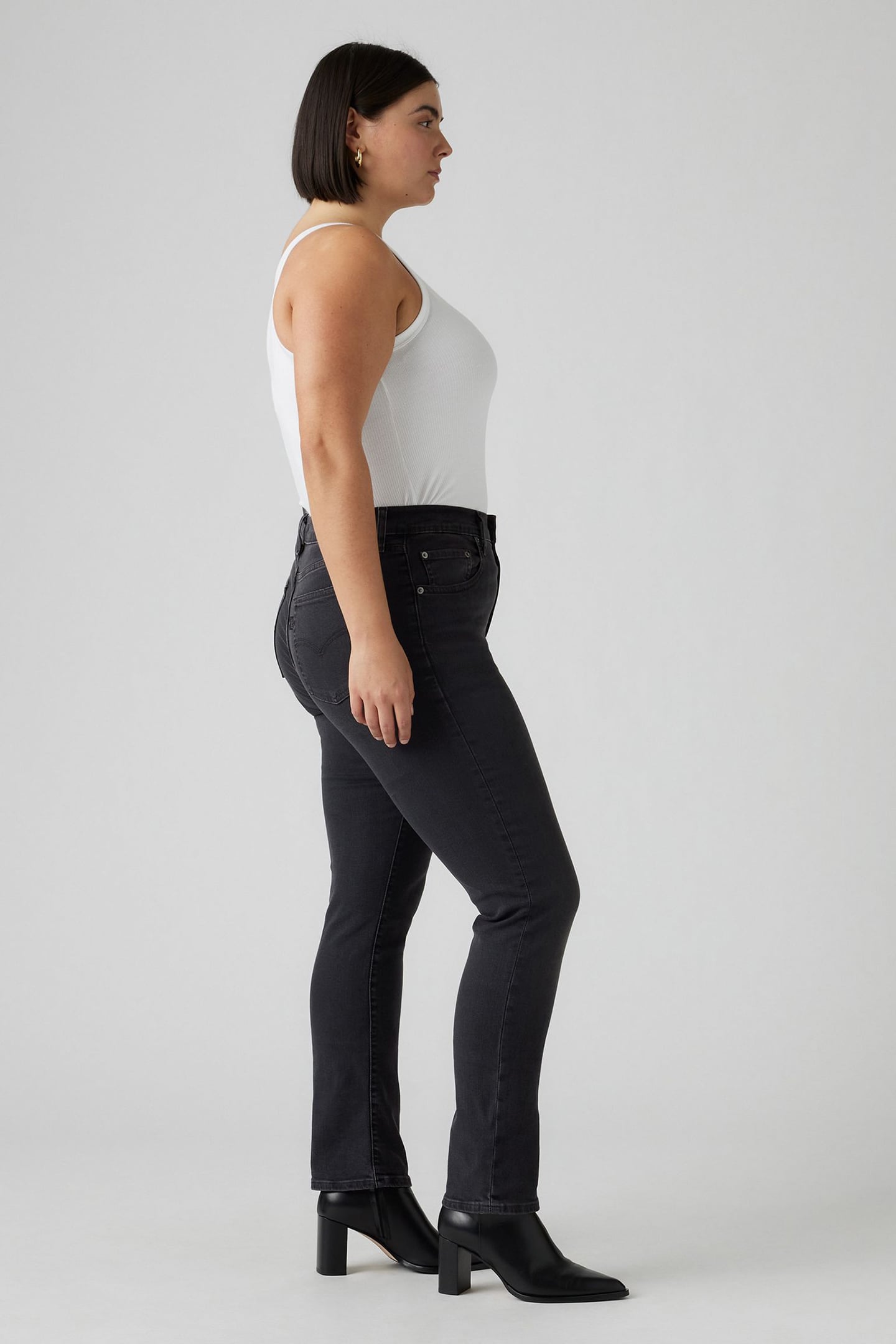724 HIGH RISE STRAIGHT BLACK WORN IN 6
