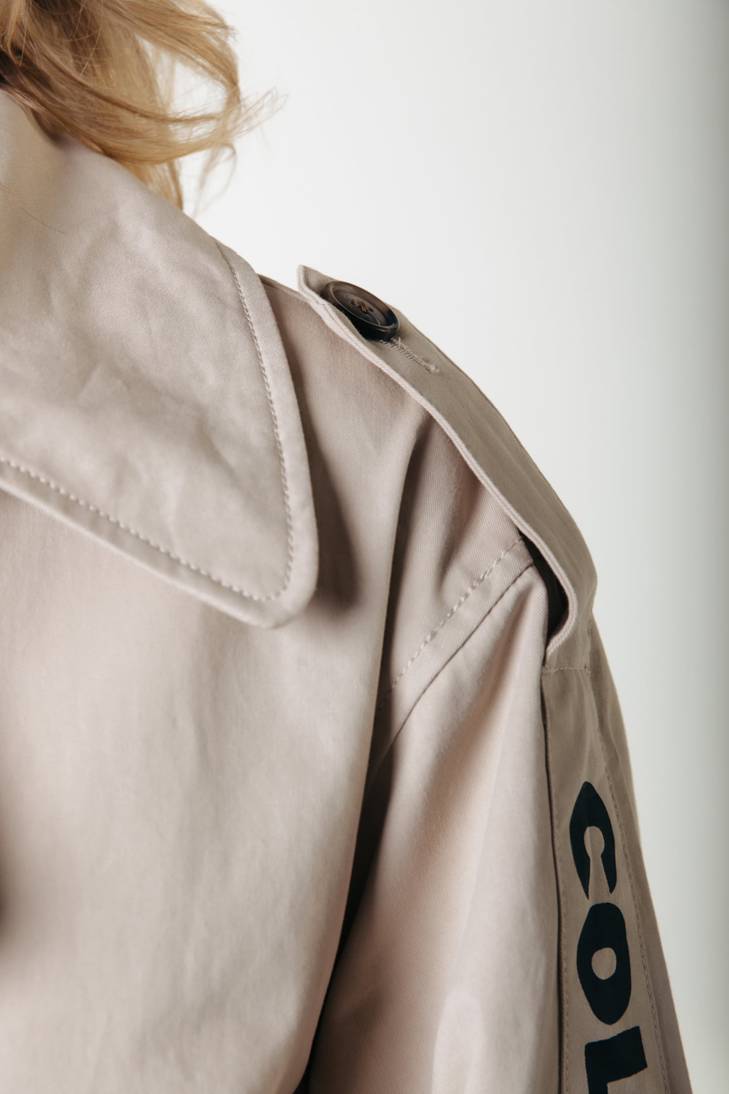 KAIA BRANDED TRENCHCOAT LIGHT SAND 5