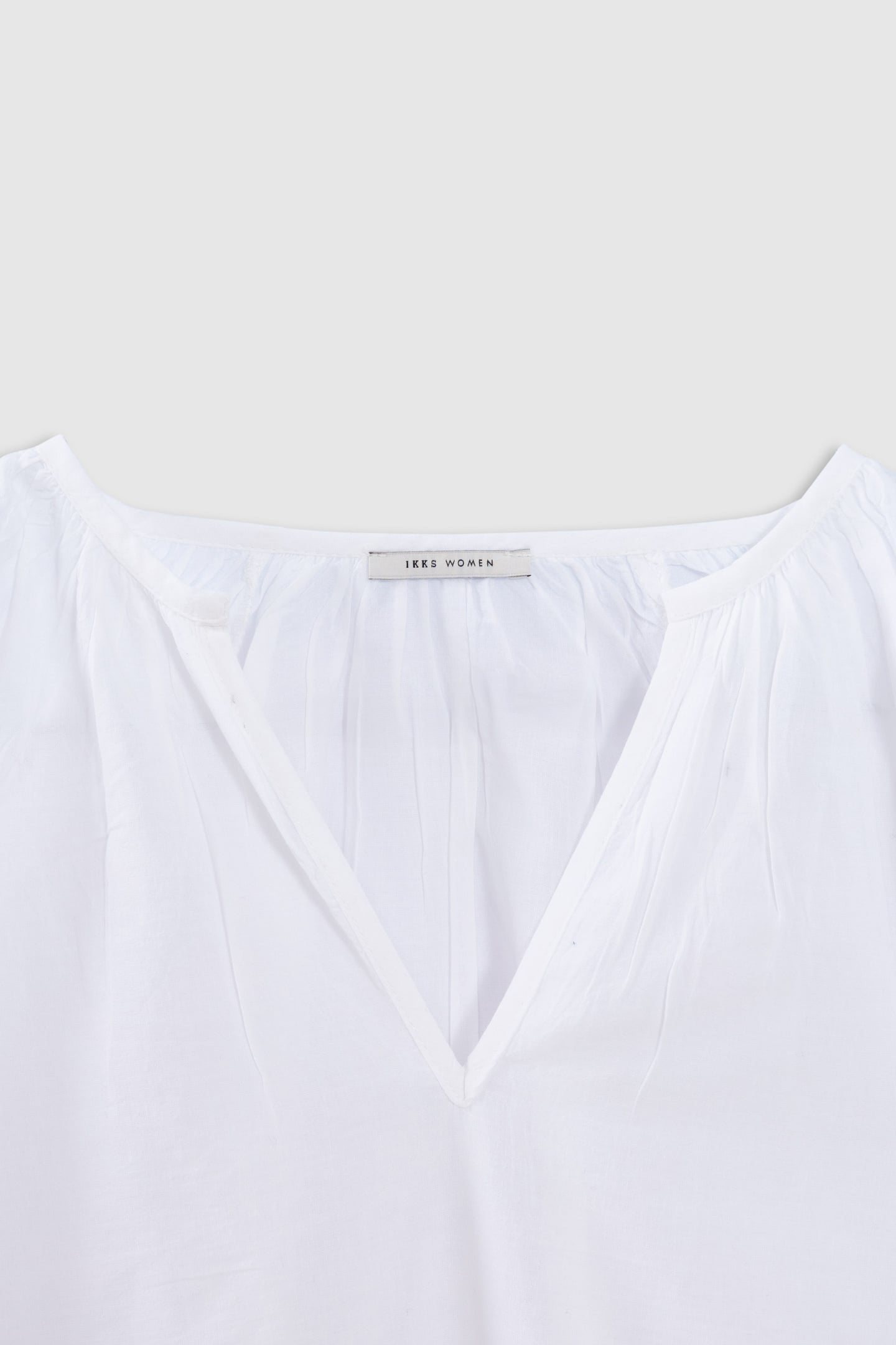LOOSE-FITTING WHITE BLOUSE DECORATED WITH LACE EMBROIDERY 2