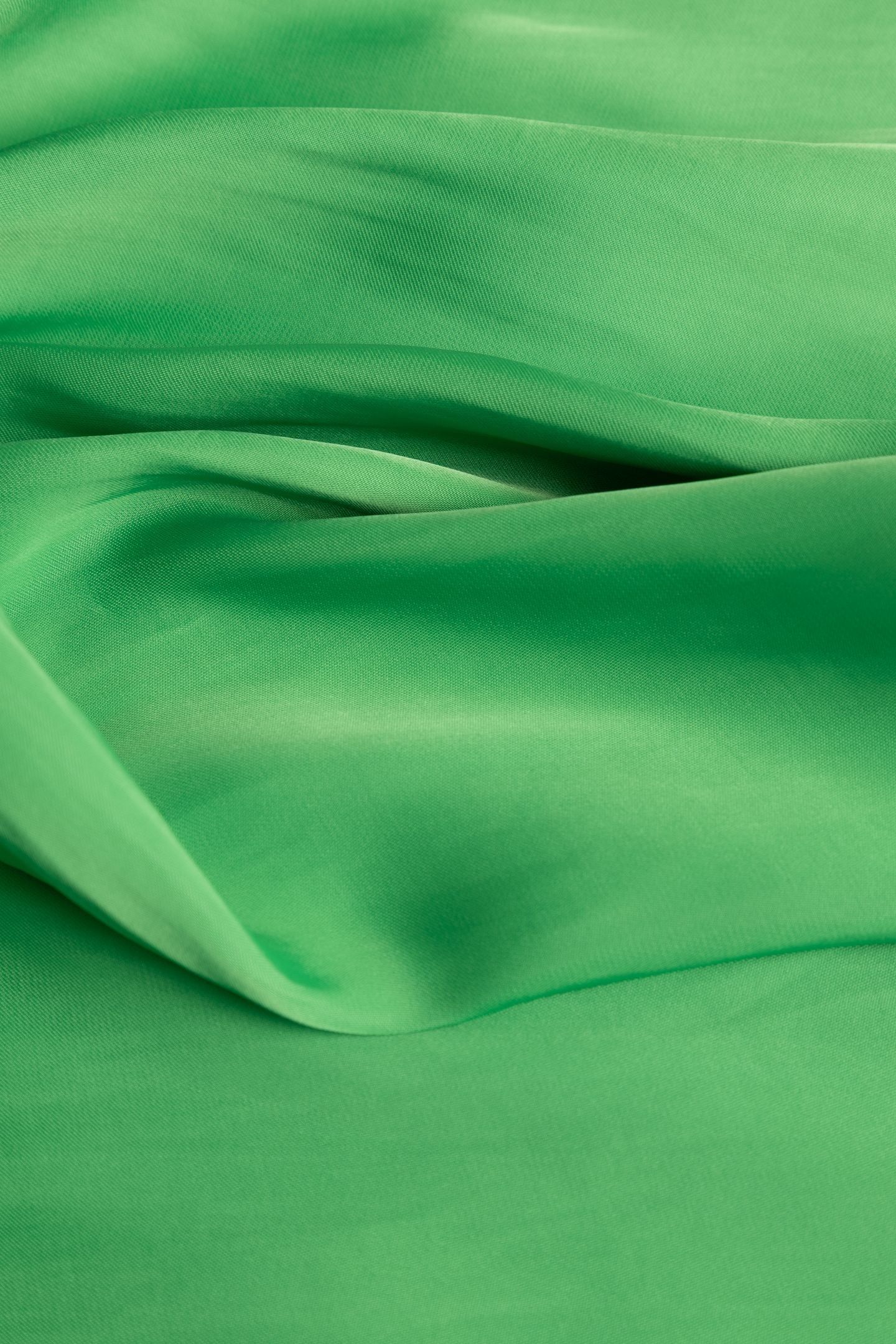 GREEN V-NECK SHORT-SLEEVE TOP 3