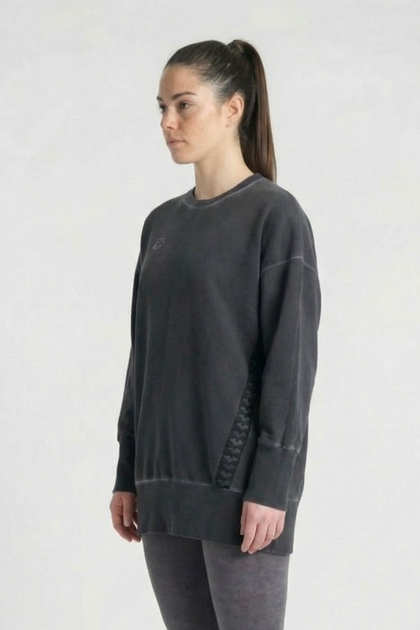 WOMEN'S ARENA ICONS OVERSIZE CREW DELAVE BLACK WHITE 3