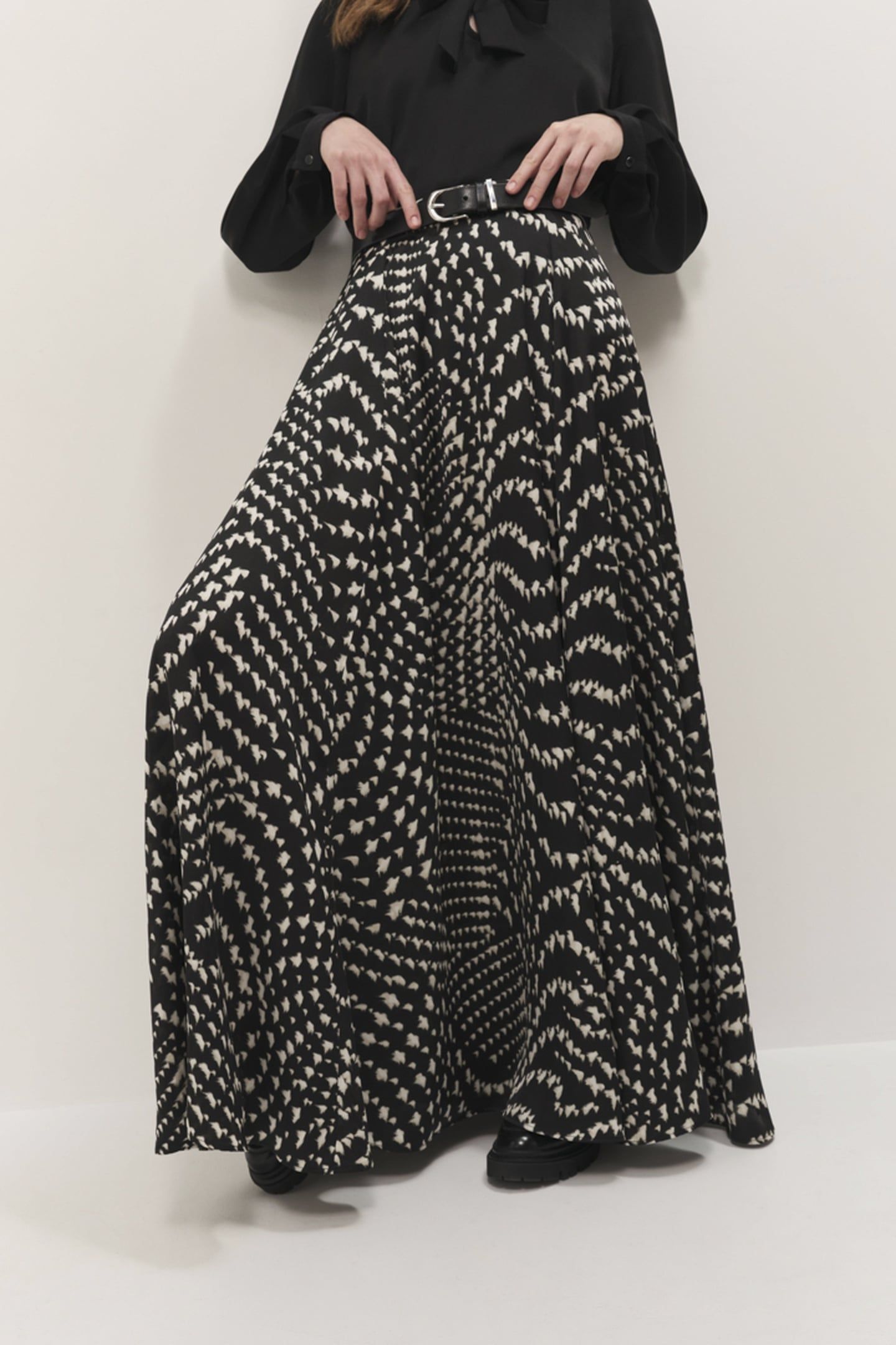 JAFNA - LONG BLACK SKIRT WITH OPTICAL PRINT 1