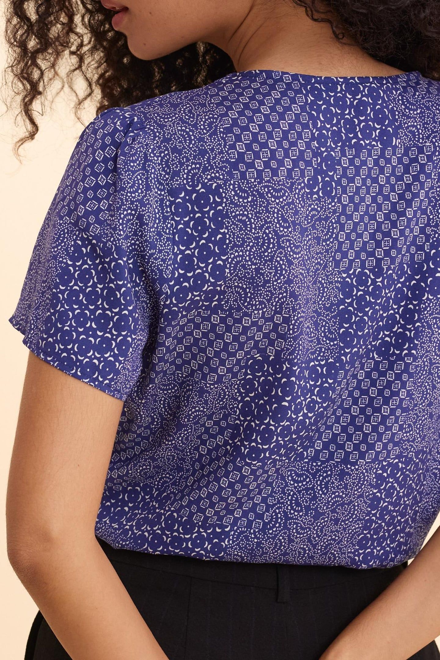 GRAPHIC PATCHWORK PRINTED NAVY TOP MARINE 2